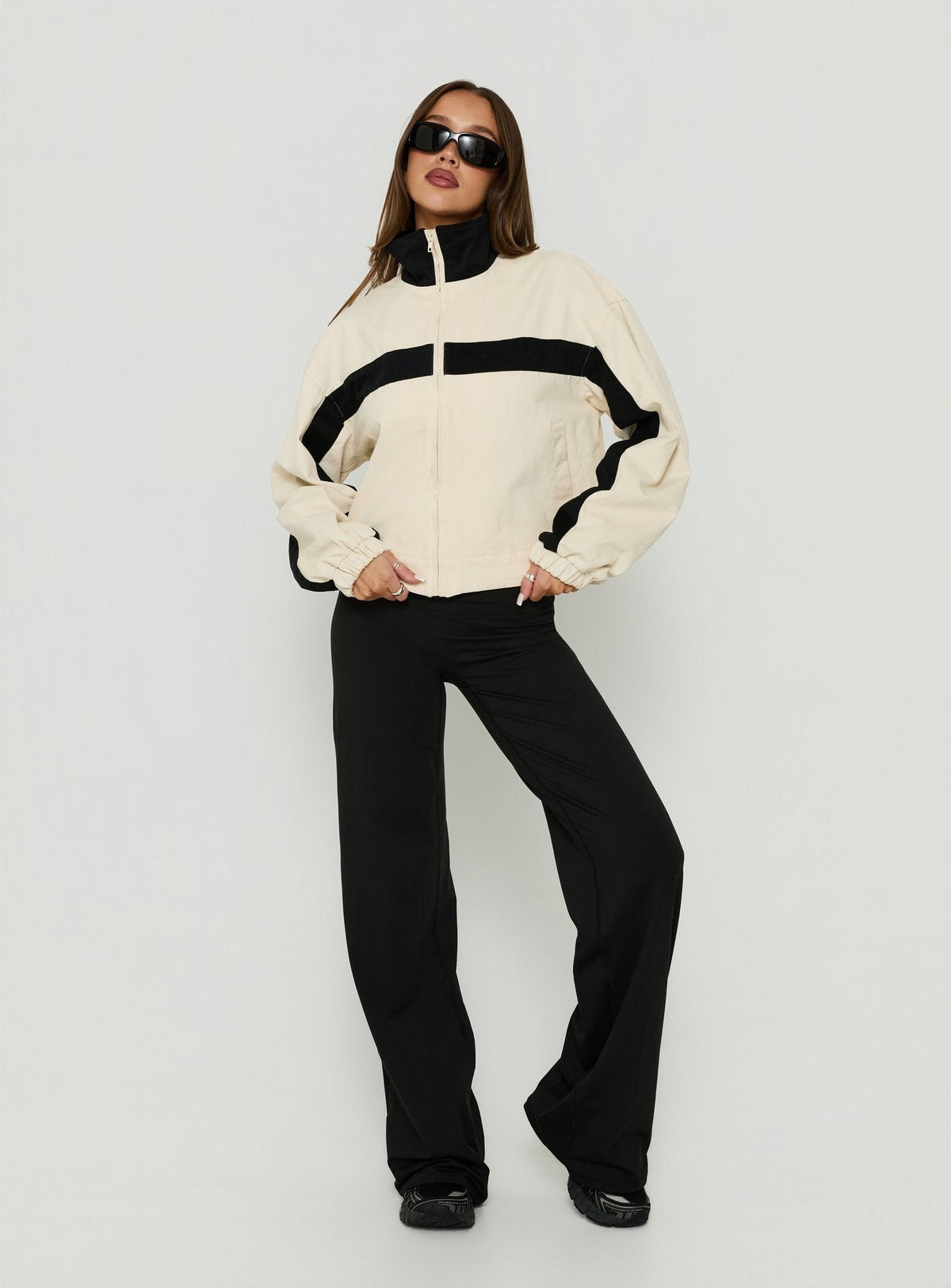 #NOVERA - Chaqueta Salma Blanca Rota y Negra de Cuello Alto -