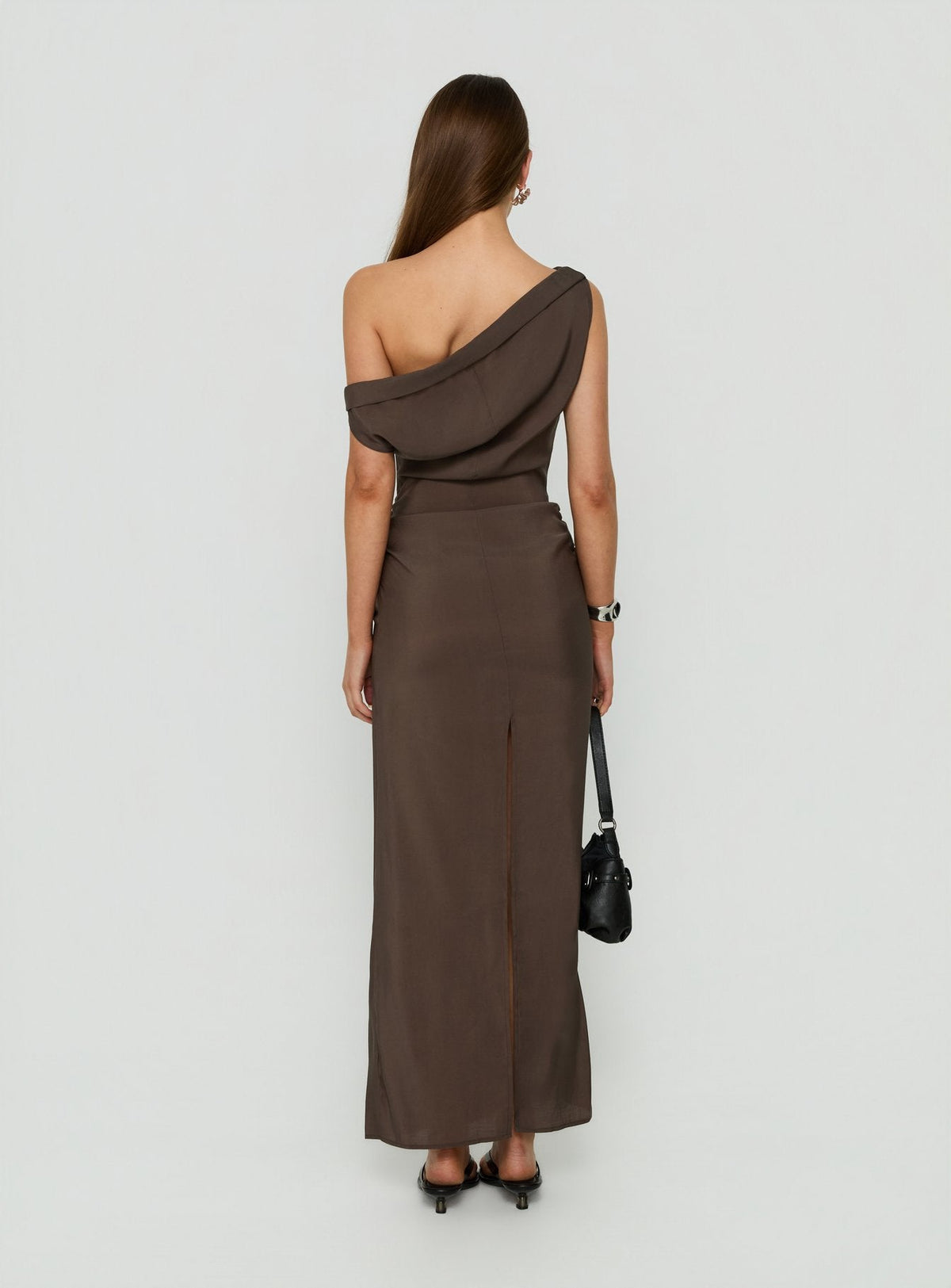 #NOVERA - Vestido Largo Garraf Chocolate con Hombros Descubiertos -