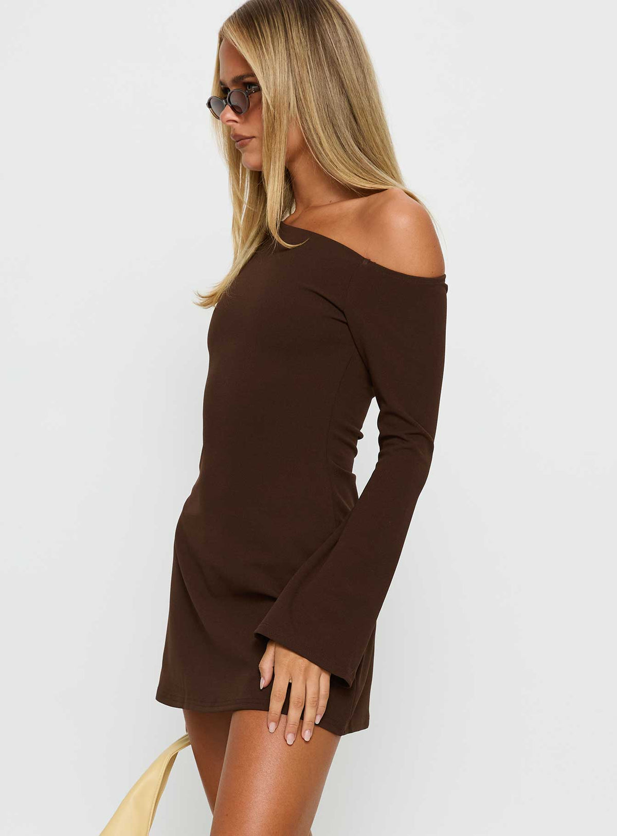 #NOVERA - Vestido Mini Adrietta Marrón de Manga Larga con Hombros Descubiertos -