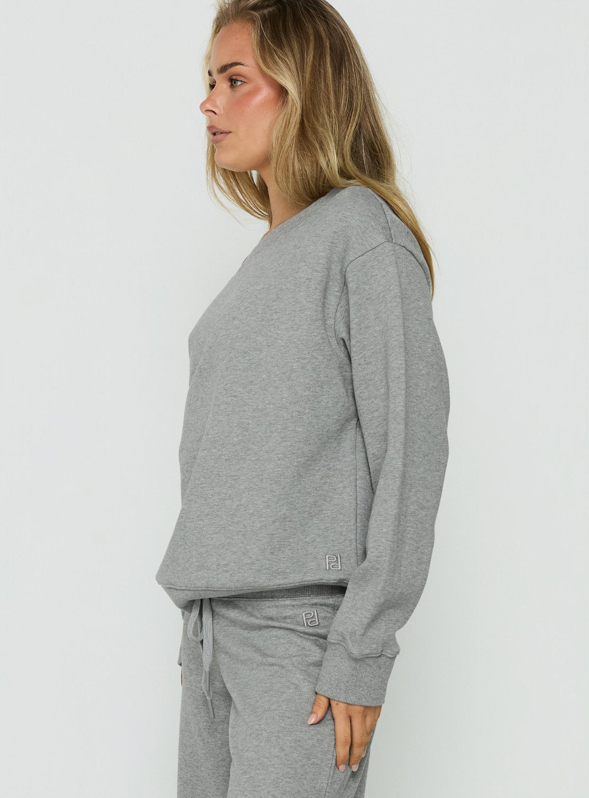 #NOVERA - Jersey Adela Gris Oscuro Jaspeado con Hombros Descubiertos -