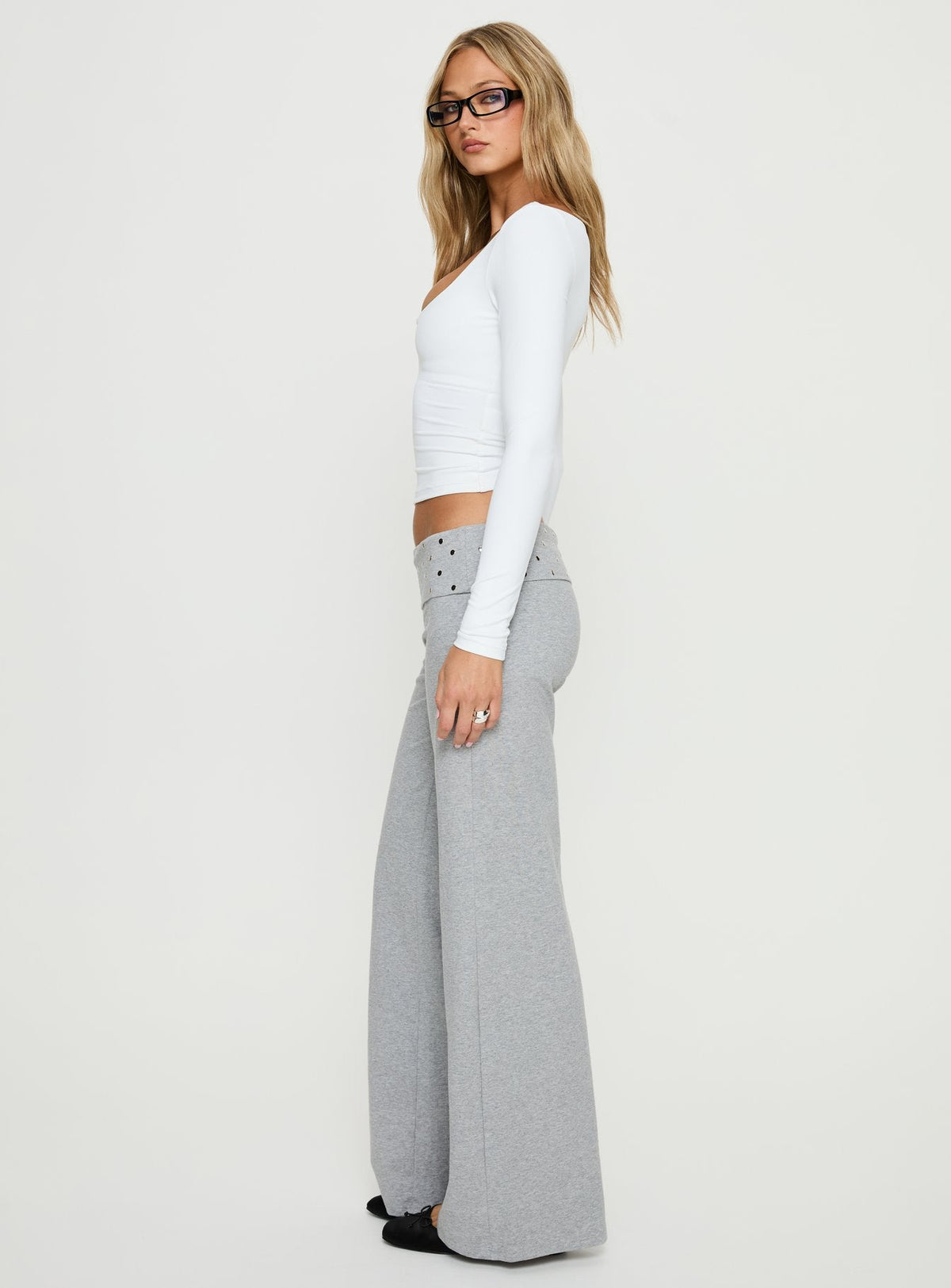 #NOVERA - Pantalón Nevivi Gris Jaspeado con Cintura Doblada con Tachuelas -