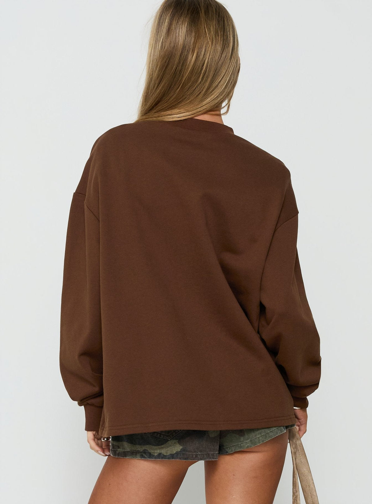 #NOVERA - Jersey Opollo Marrón con Cuello en V -