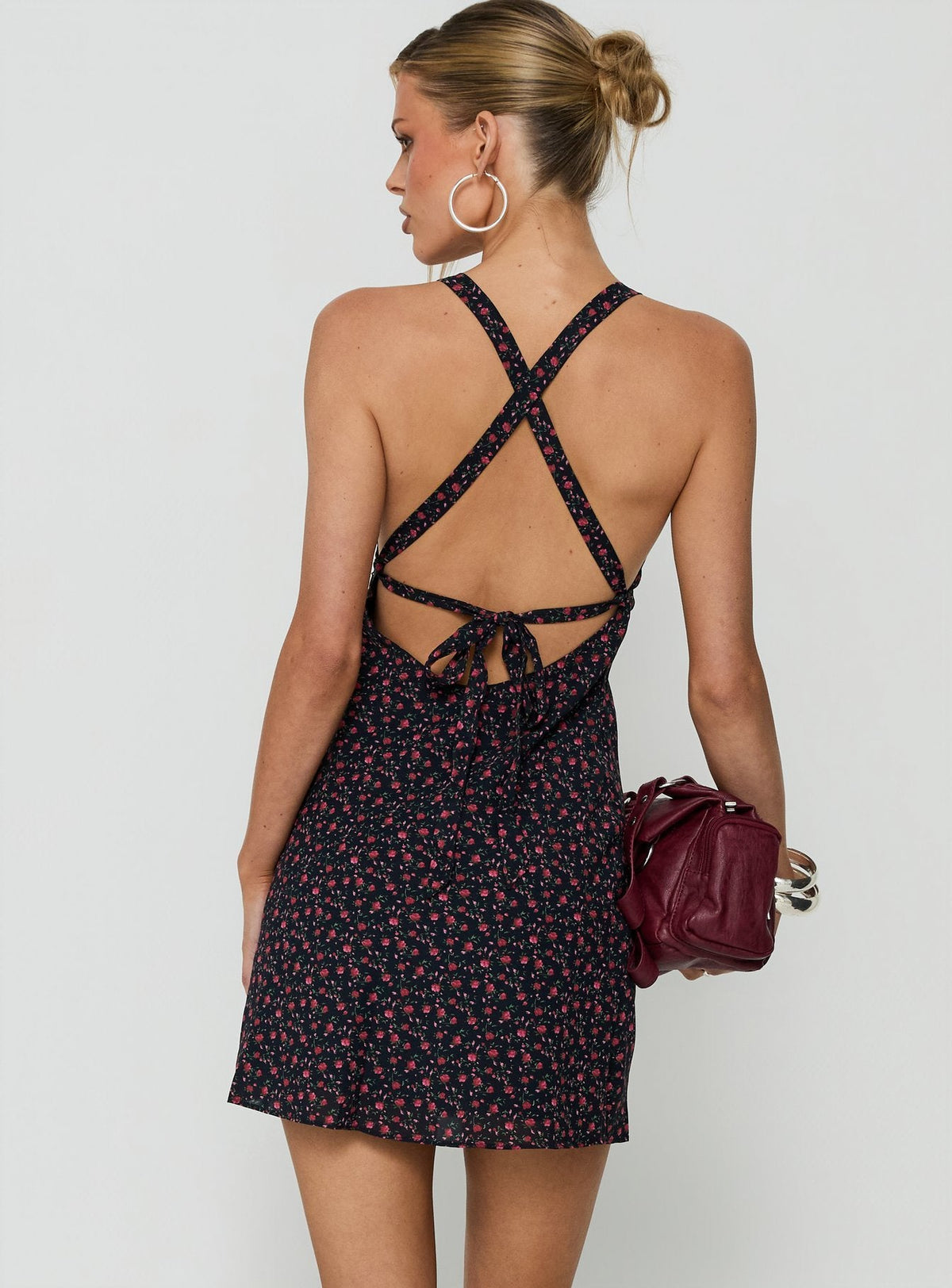 #NOVERA - Vestido Mini Rosabelle Azul Marino y Rojo de Flores Halter de Satén -
