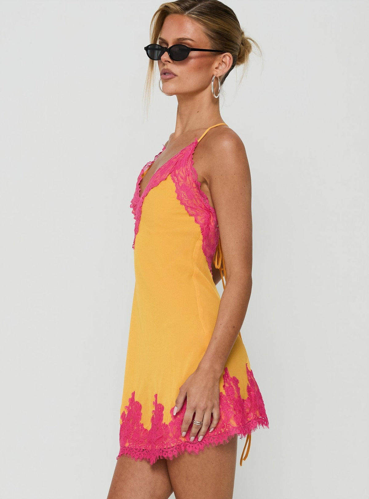 #NOVERA - Vestido Mini Macarena Dorado y Fucsia de Encaje -