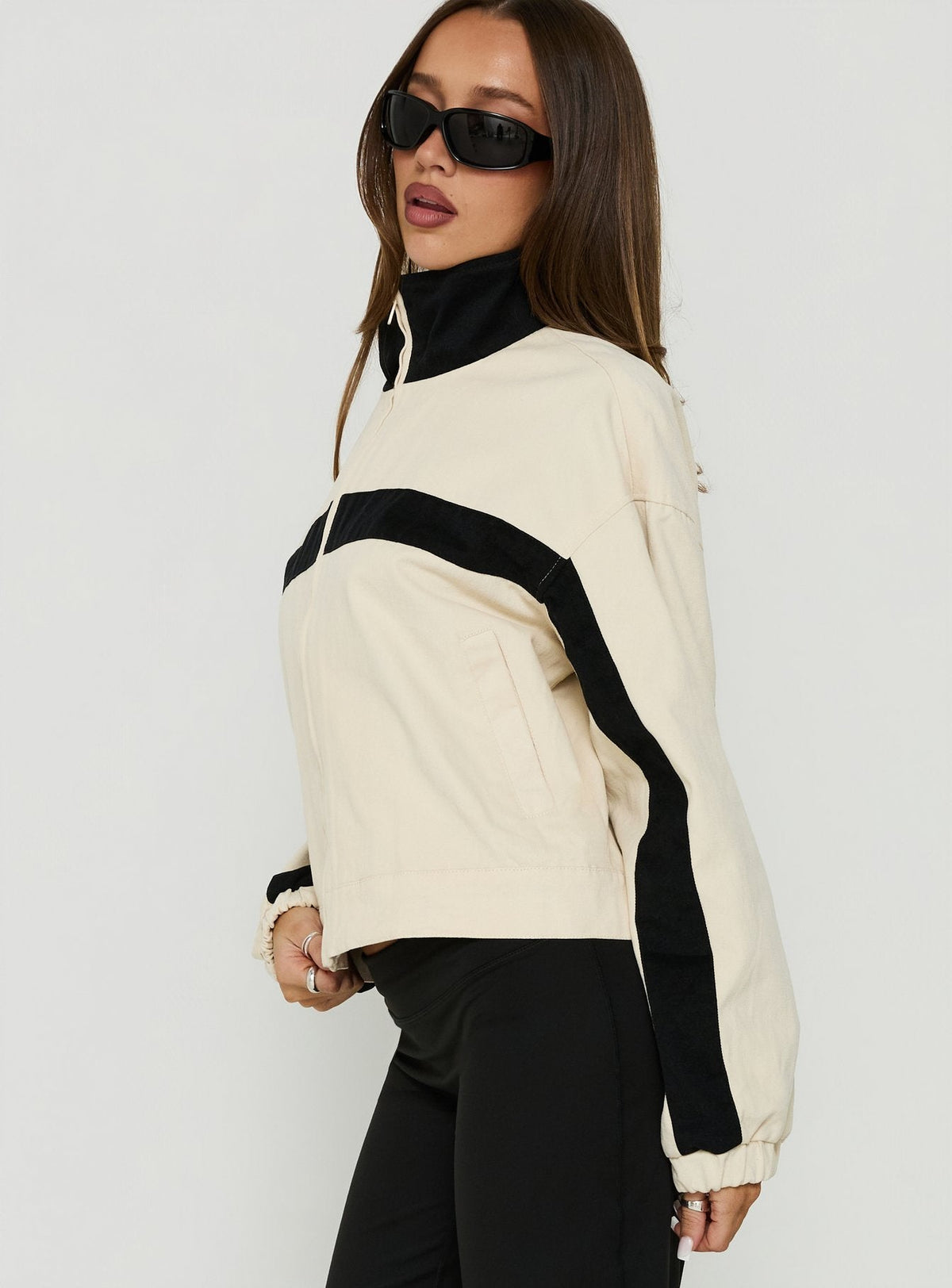 #NOVERA - Chaqueta Salma Blanca Rota y Negra de Cuello Alto -