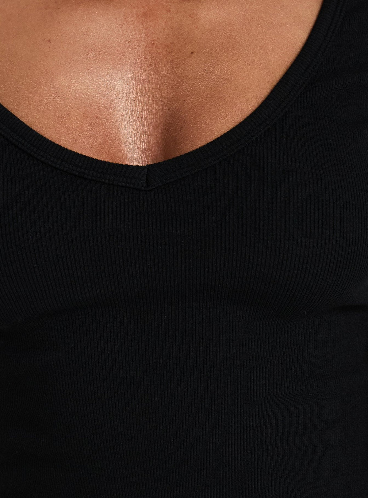 #NOVERA - Top Menorca Negro Canalé con Cuello en V -