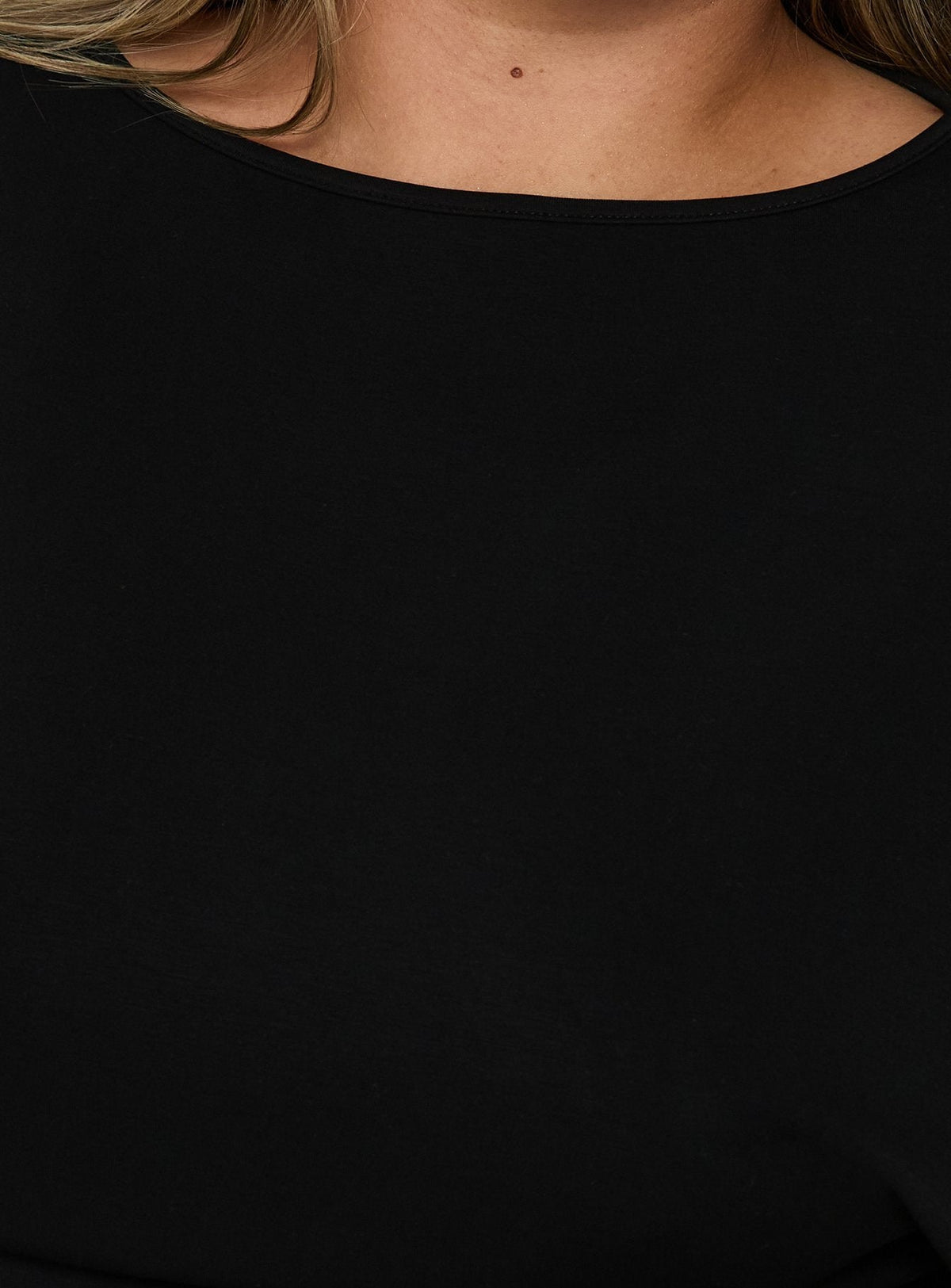 #NOVERA - Top Arazia Negro Ajustado de Manga Corta Talla Grande -