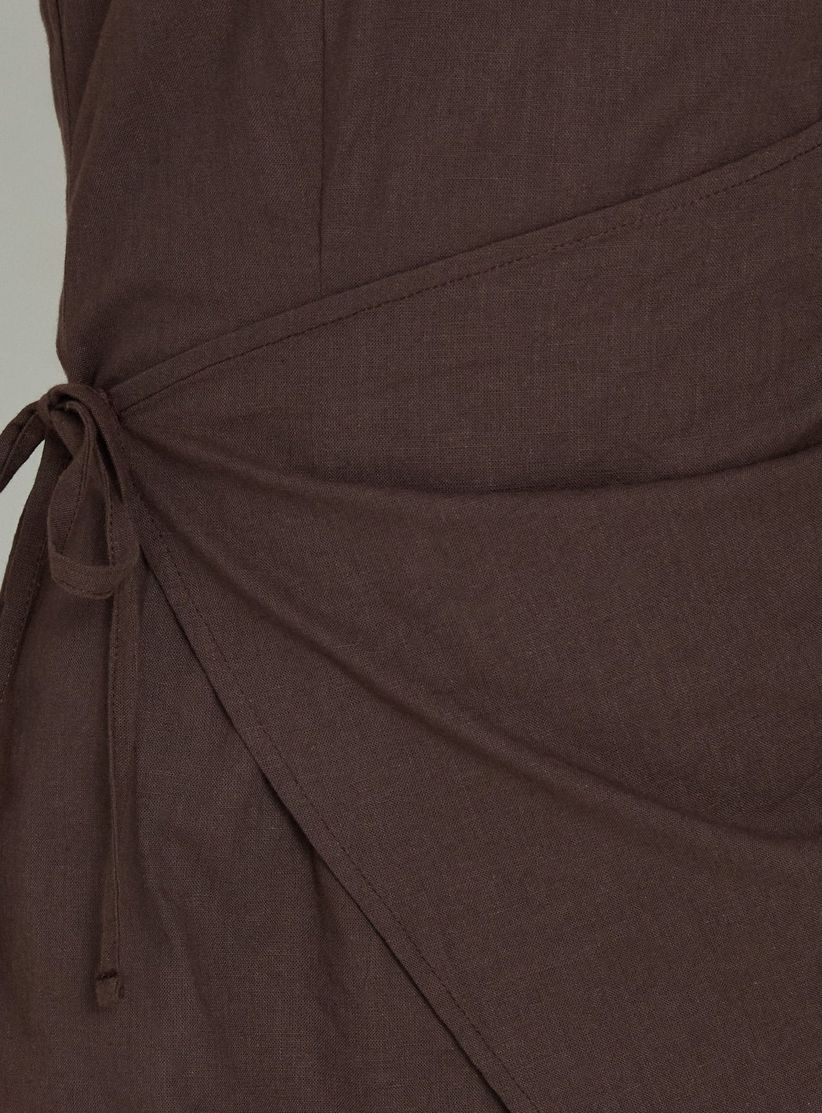 #NOVERA - Vestido Mini Noira Chocolate Palabra de Honor Cruzado -