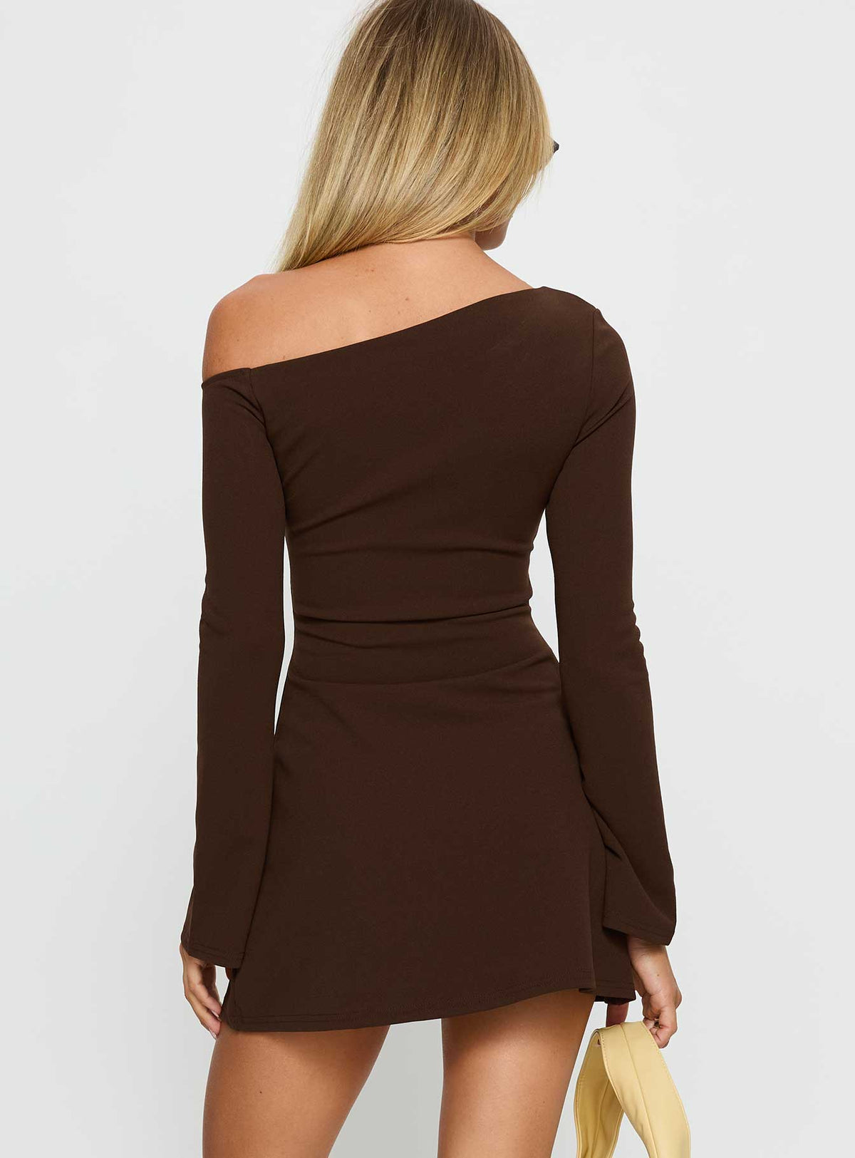 #NOVERA - Vestido Mini Adrietta Marrón de Manga Larga con Hombros Descubiertos -