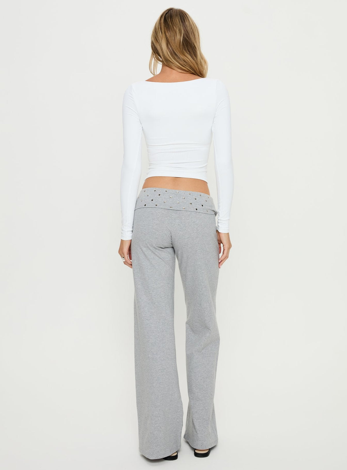 #NOVERA - Pantalón Nevivi Gris Jaspeado con Cintura Doblada con Tachuelas -
