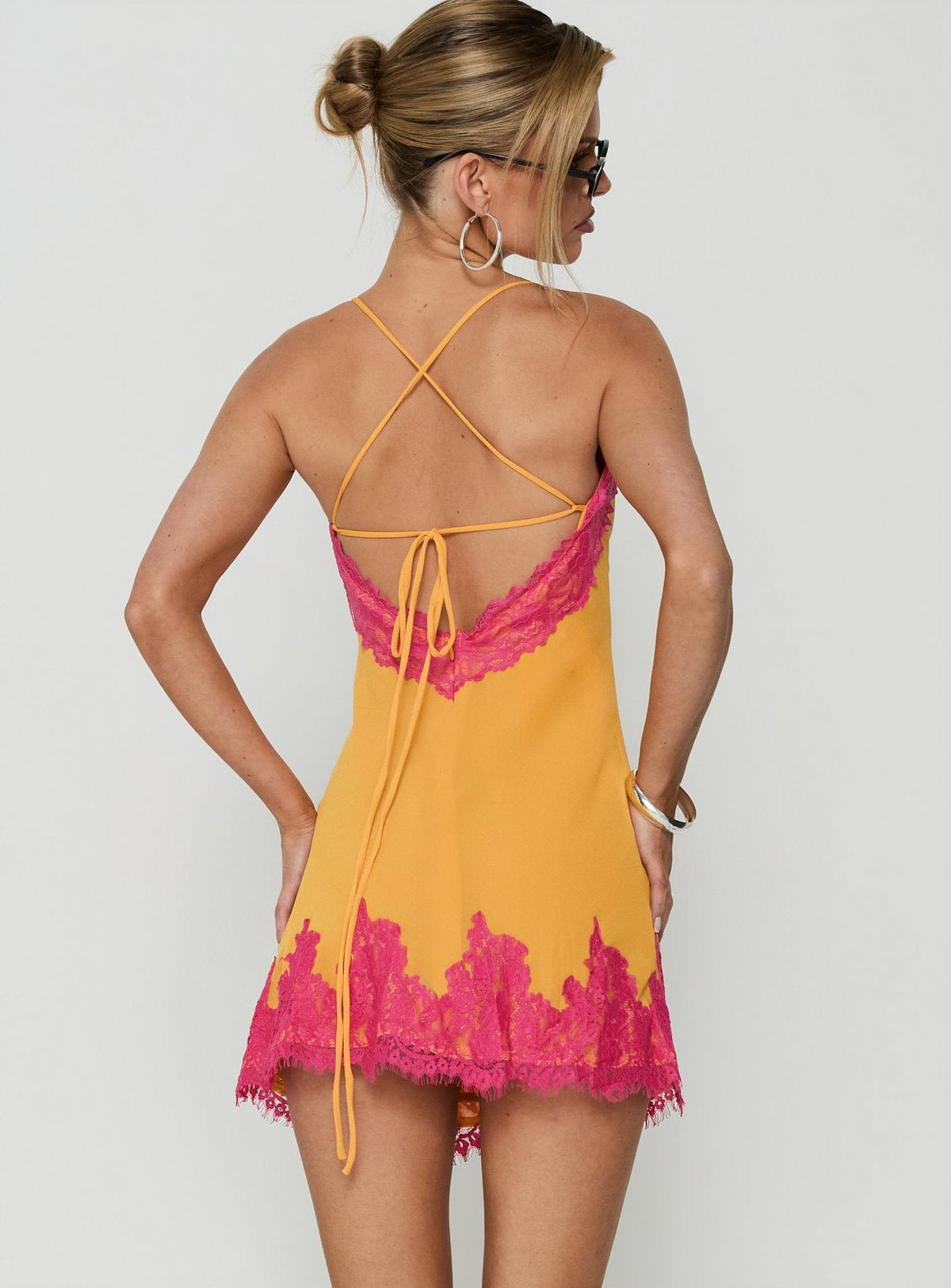 #NOVERA - Vestido Mini Macarena Dorado y Fucsia de Encaje -
