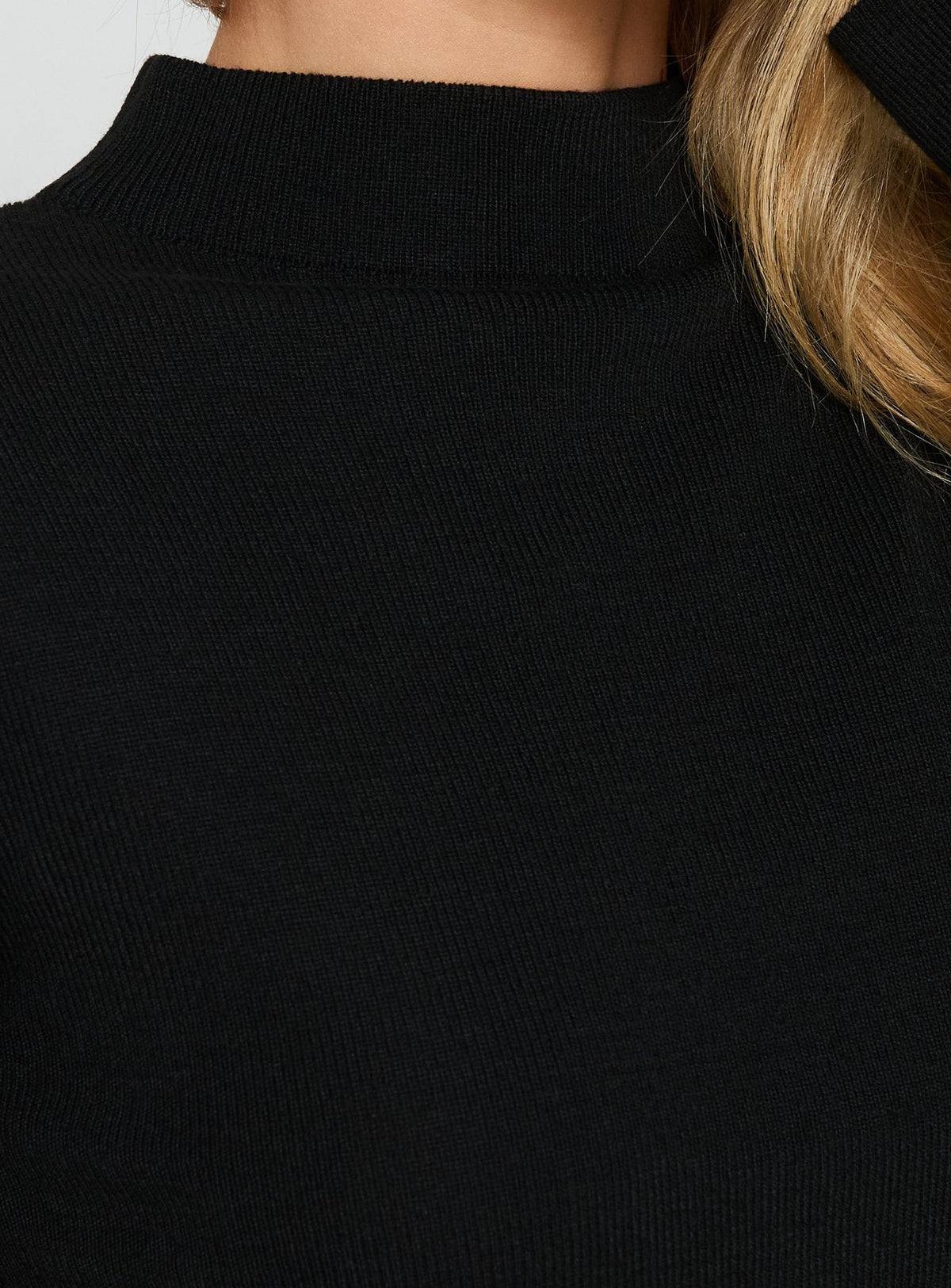 #NOVERA - Crop Top Georgily Negro de Cuello Alto de Manga Larga -