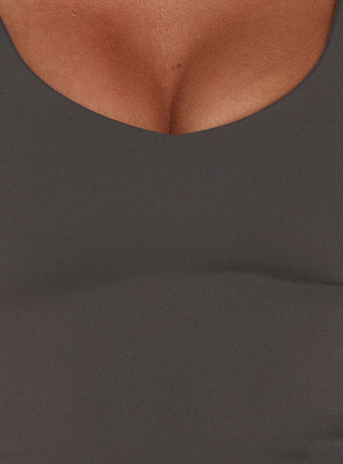 #NOVERA - Camiseta de Tirantes Define Gris Antracita con Cuello en V -