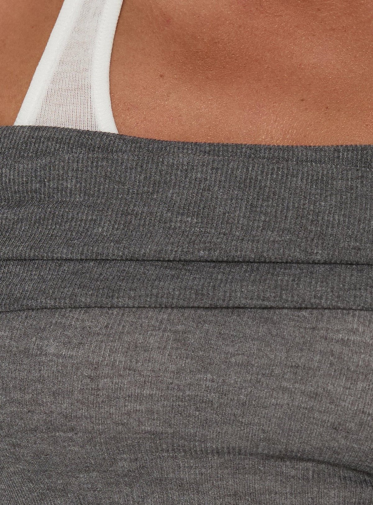 #NOVERA - Top Ophellia Gris y Blanco con Hombros Descubiertos de Capas -