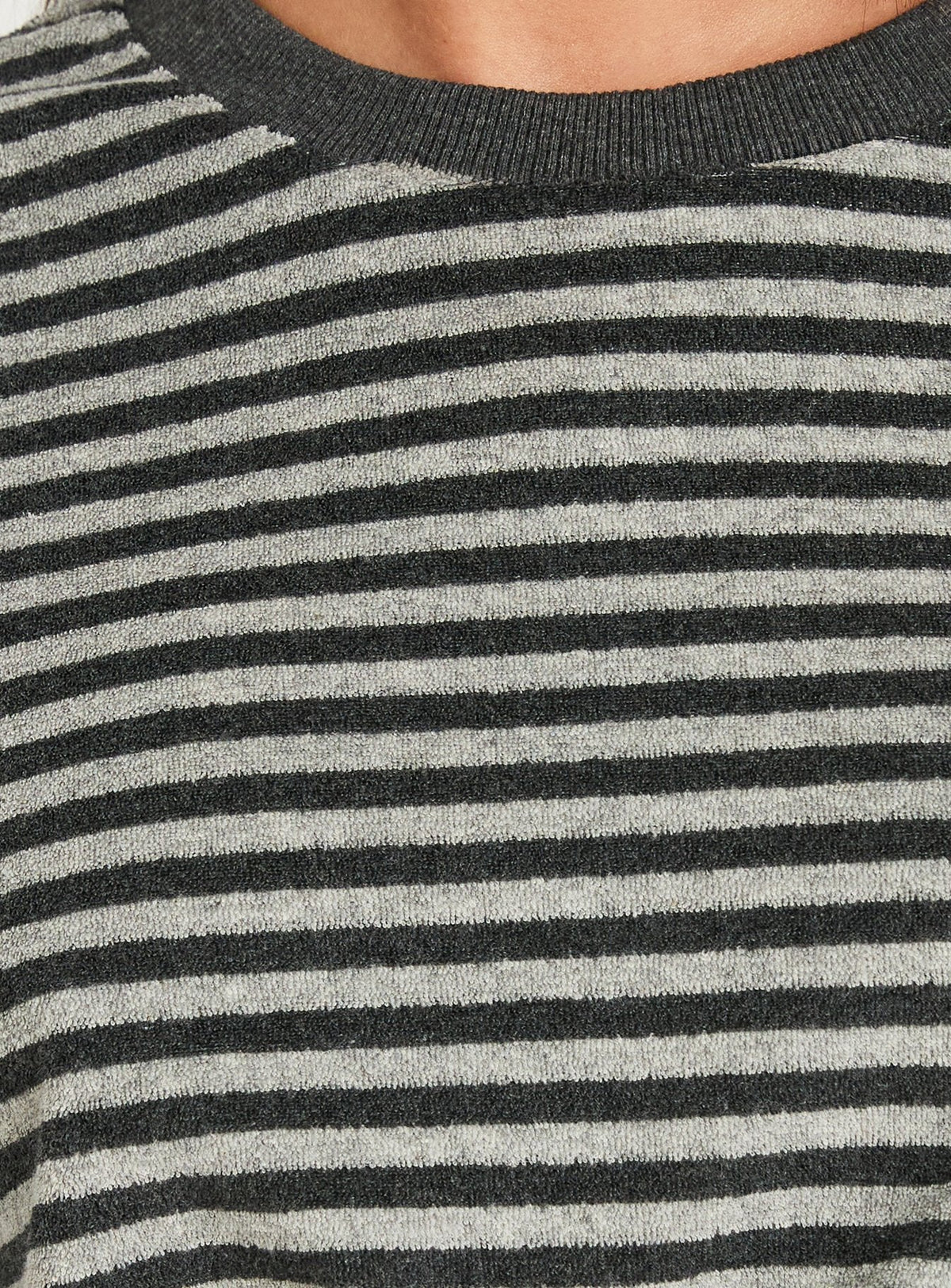#NOVERA - Camiseta Selvina Gris de Rayas Oversize -