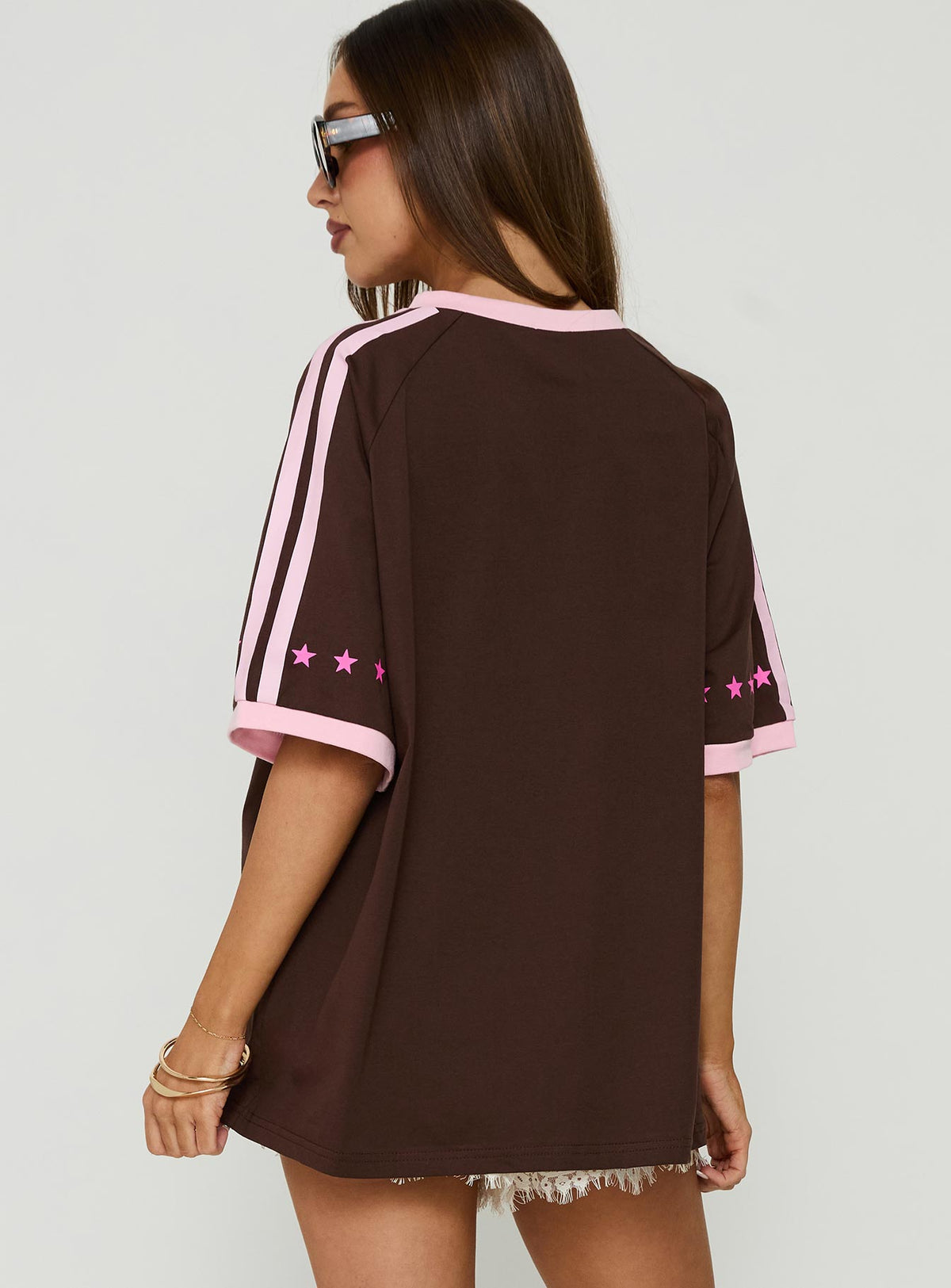 #NOVERA - Camiseta Nerja Marrón y Multicolor Oversize Estampada -