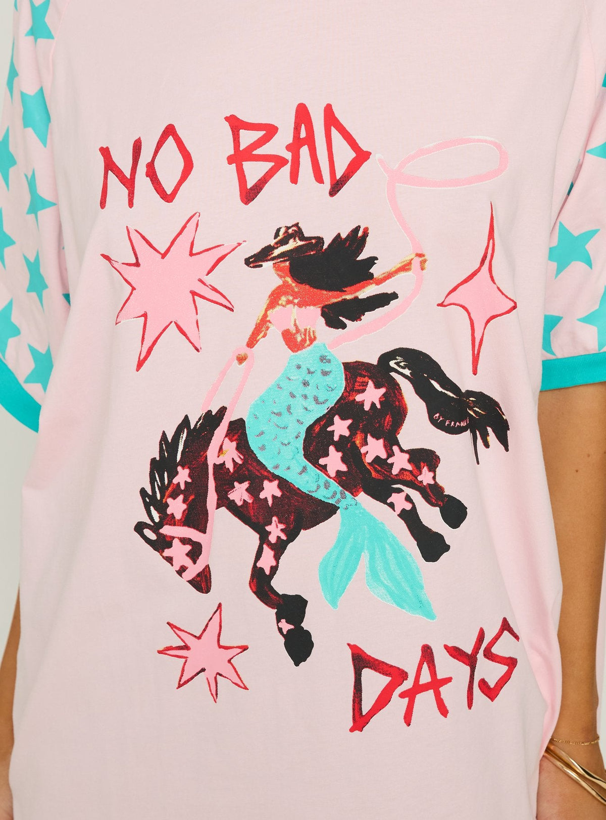 #NOVERA - Camiseta No Rosa y Multicolor Oversize Estampada -