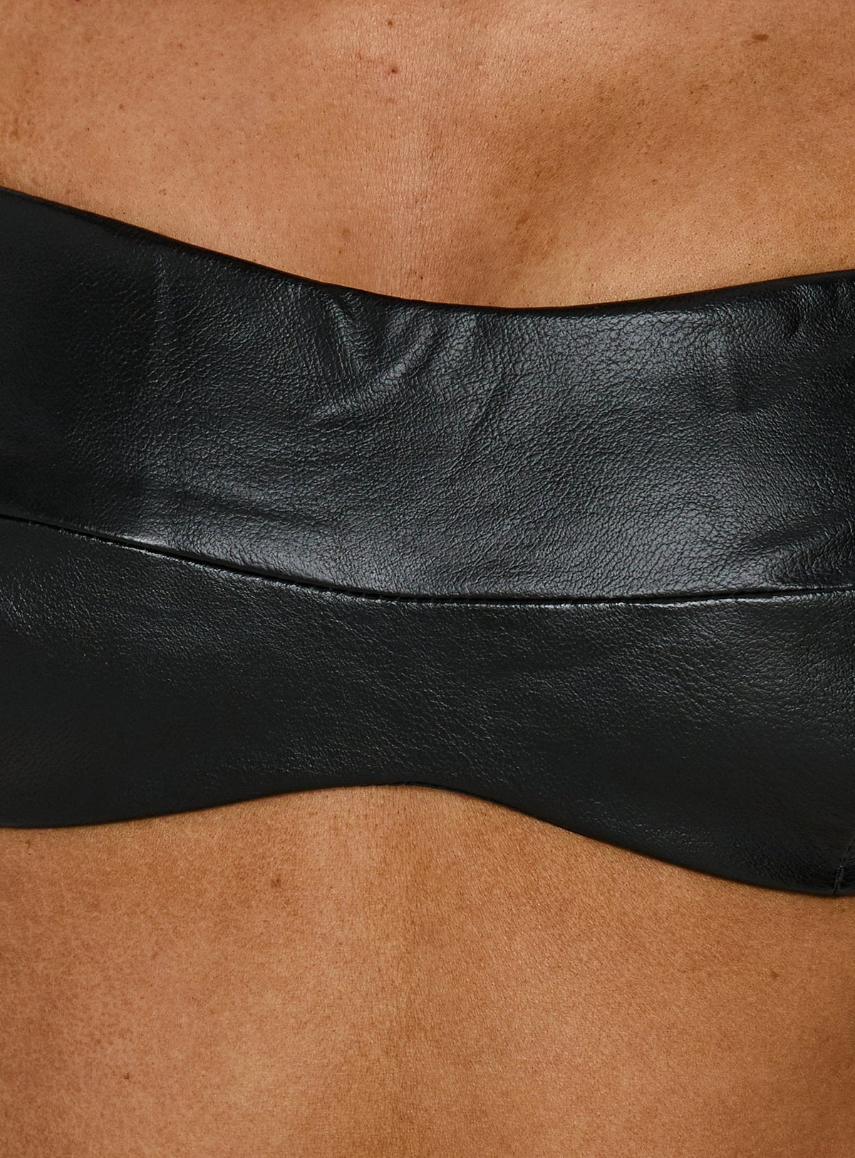 #NOVERA - Crop Top Evah Negro Efecto Piel Micro -