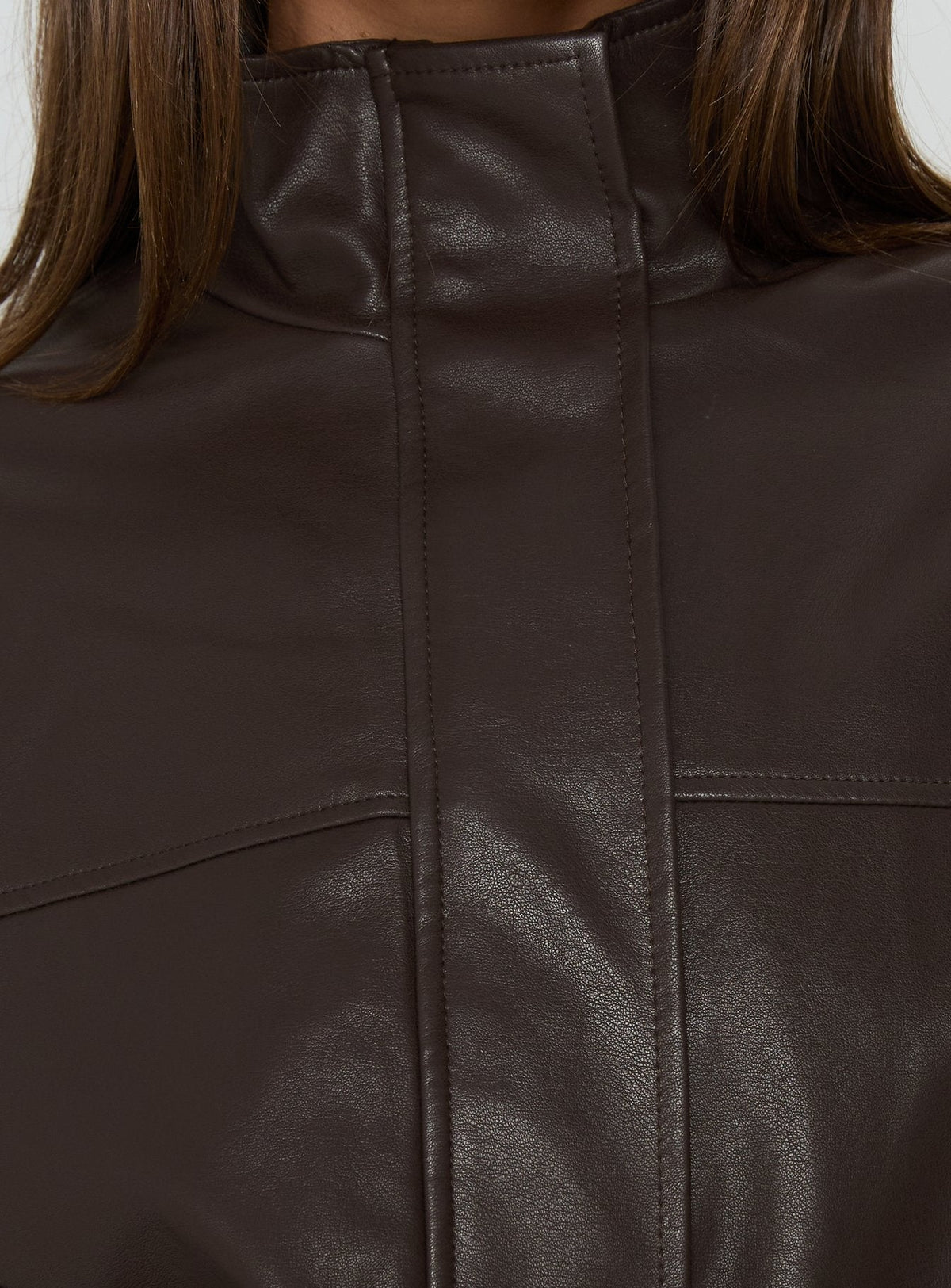 #NOVERA - Chaqueta Dialtone Marrón Lavado de Cuello Alto Efecto Piel -