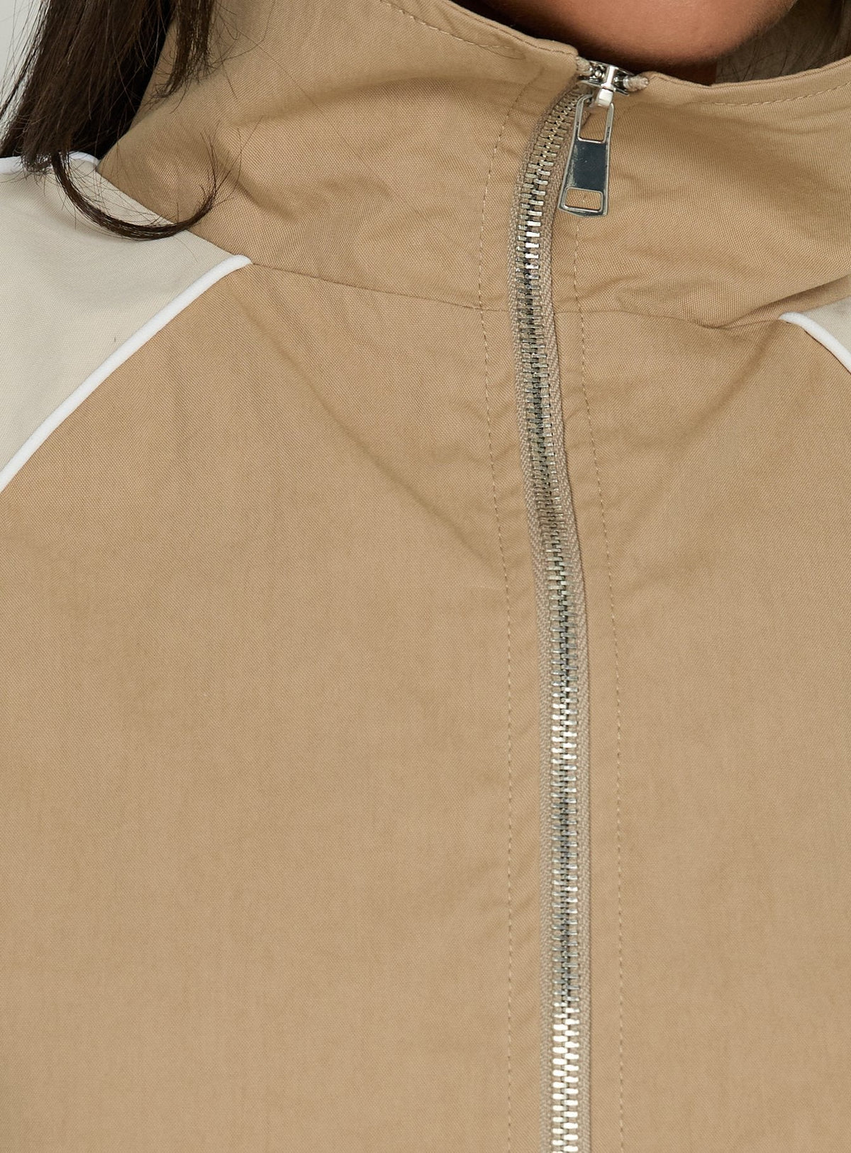 #NOVERA - Chaqueta Mistro Beige de Cuello Alto -