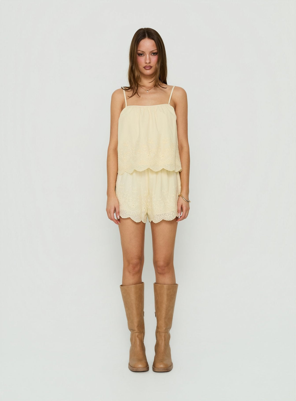 #NOVERA - Shorts Úbeda Amarillos Bordados -
