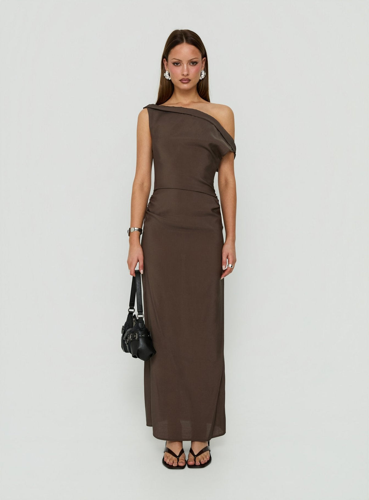 #NOVERA - Vestido Largo Garraf Chocolate con Hombros Descubiertos -