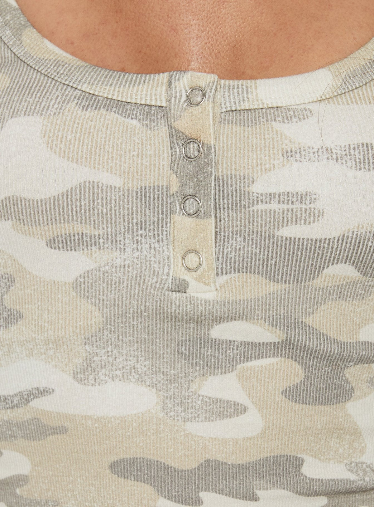 #NOVERA - Camiseta de Tirantes Islana Camuflaje Henley -