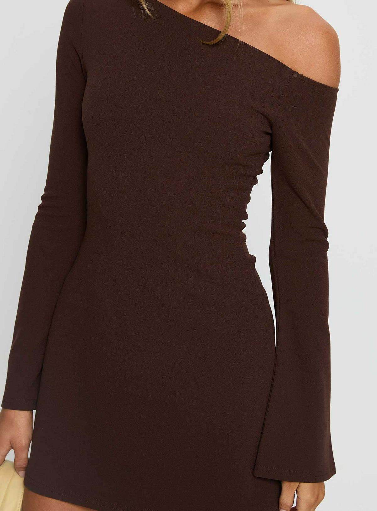 #NOVERA - Vestido Mini Adrietta Marrón de Manga Larga con Hombros Descubiertos -