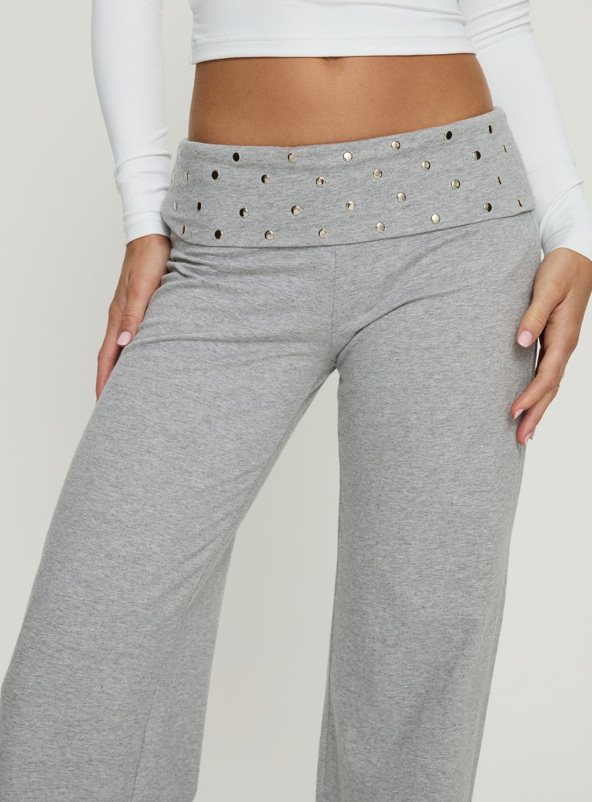 #NOVERA - Pantalón Nevivi Gris Jaspeado con Cintura Doblada con Tachuelas -