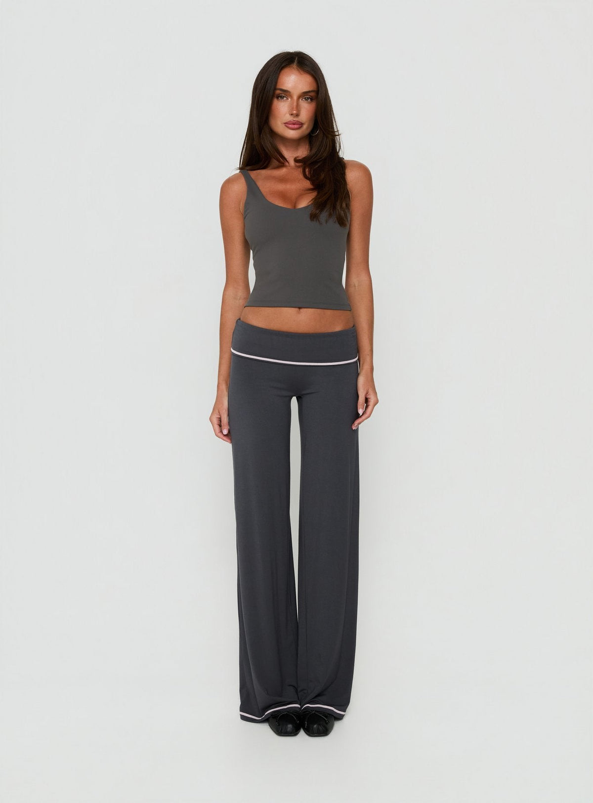 #NOVERA - Camiseta de Tirantes Define Gris Antracita con Cuello en V -