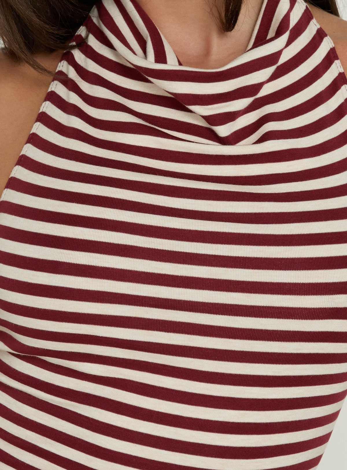 #NOVERA - Mono Corto Shaynha Rojo de Rayas con Cuello Drapeado -