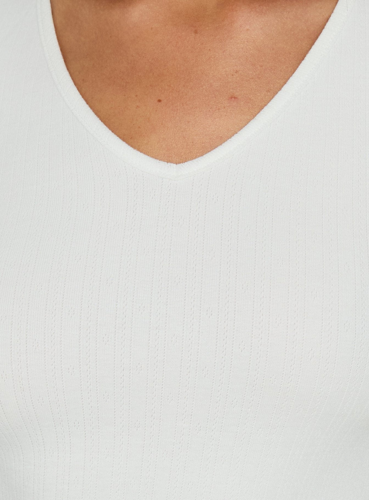 #NOVERA - Top Sofelia Blanco de Punto Calado con Cuello en V -