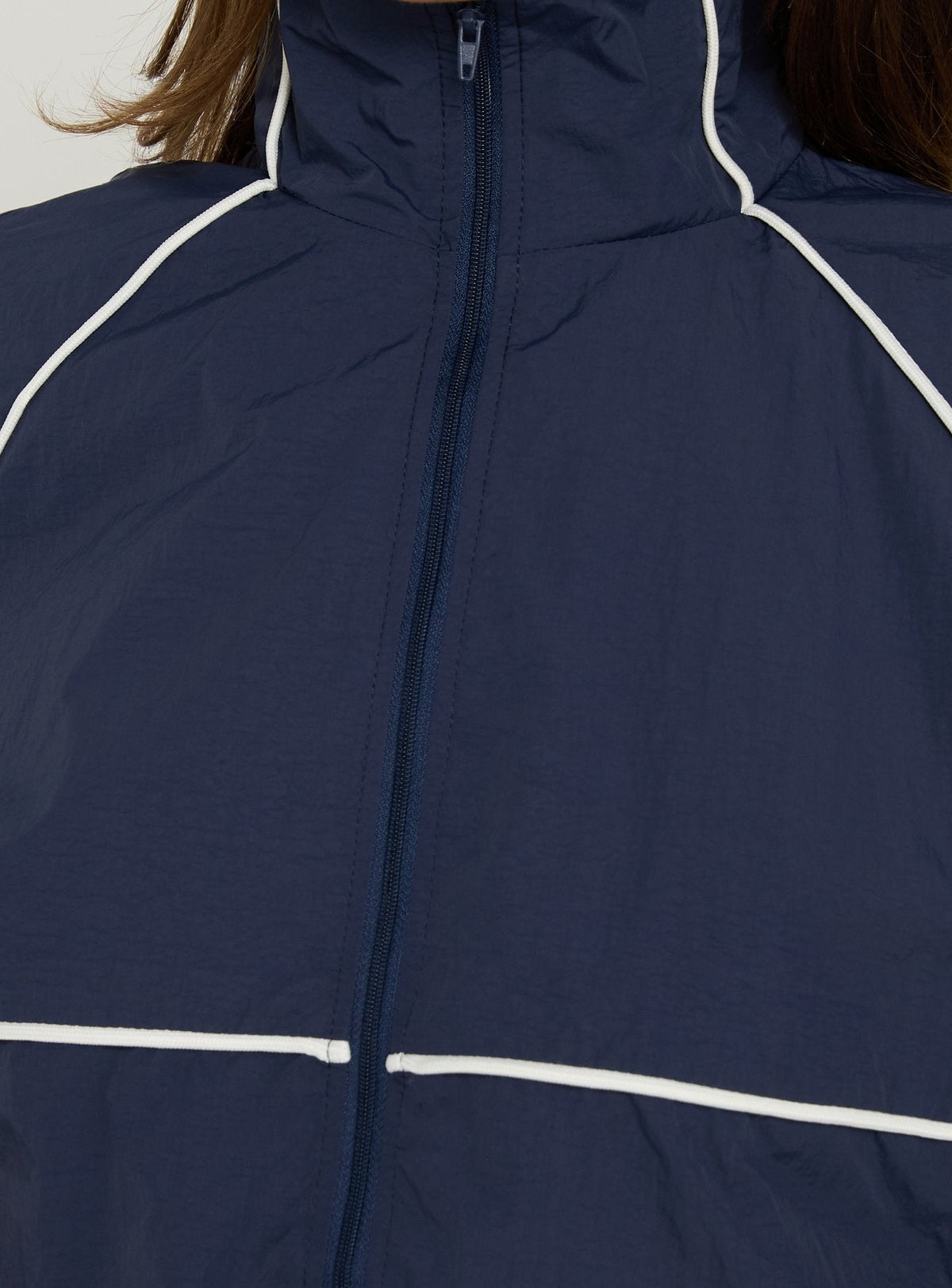 #NOVERA - Chaqueta Shayyla Azul Marino y Blanca de Cuello Alto -