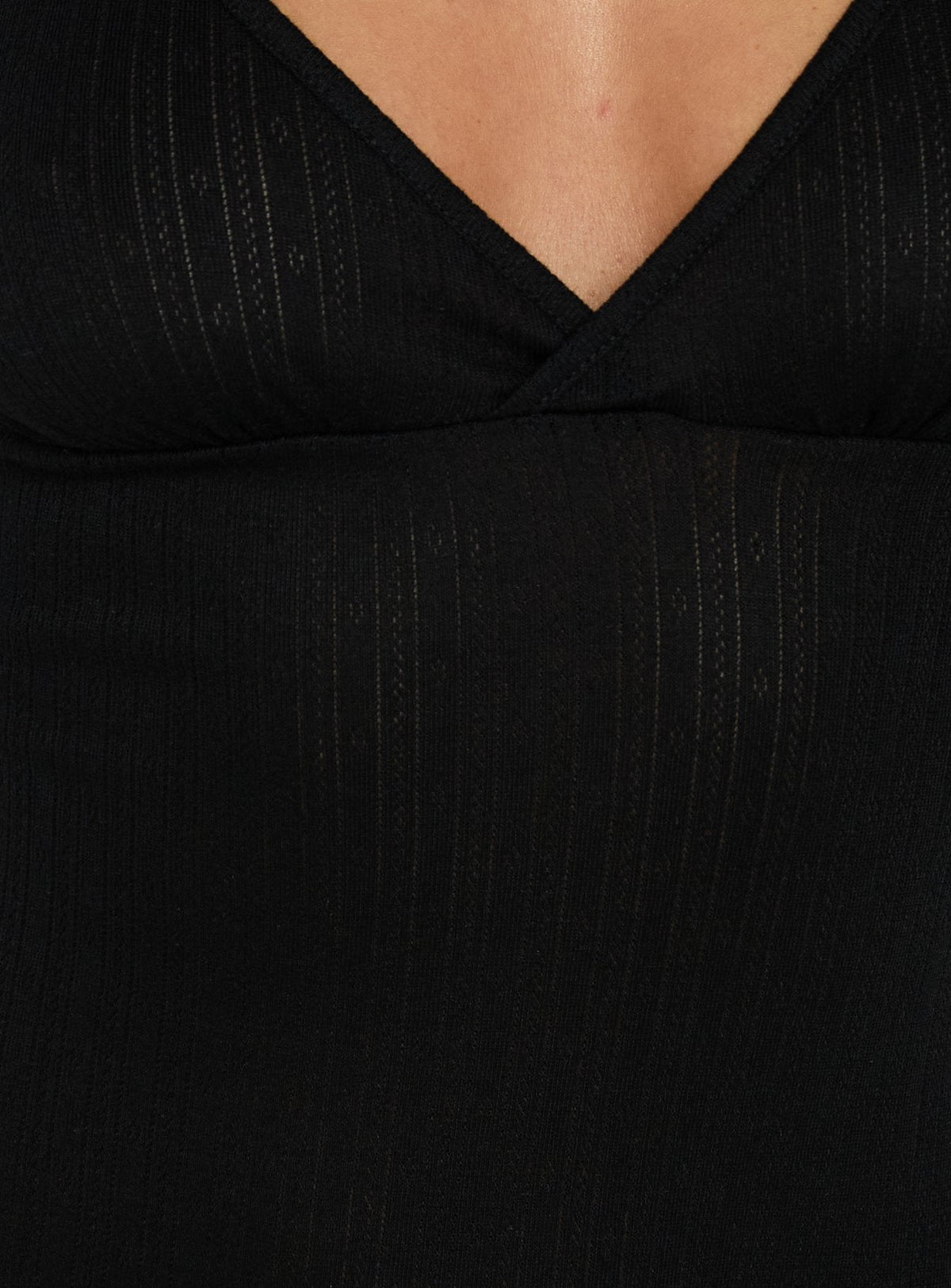 #NOVERA - Vestido Mini Kasiana Negro con Cuello en V -