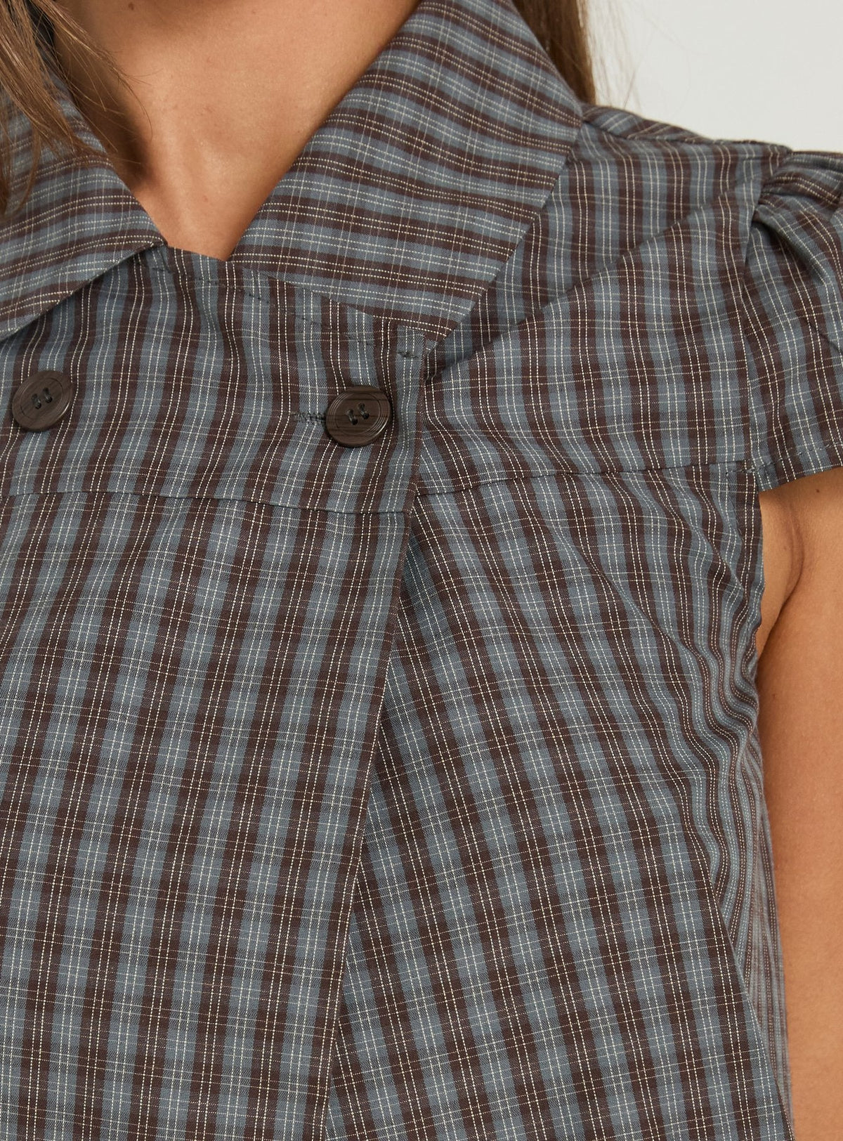 #NOVERA - Top Tuckerr Gris de Cuadros -
