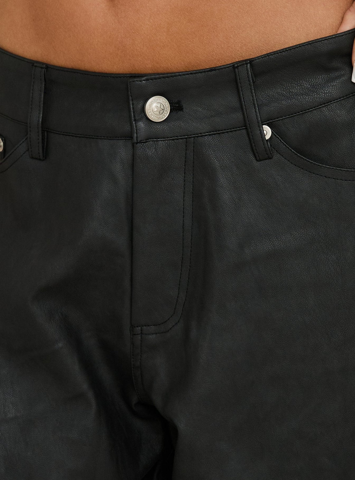 #NOVERA - Shorts Paula Negros Efecto Piel Largos -