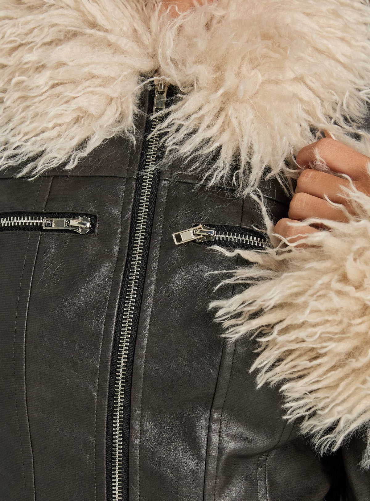 #NOVERA - Chaqueta Maite Negra Efecto Piel Ajustada -