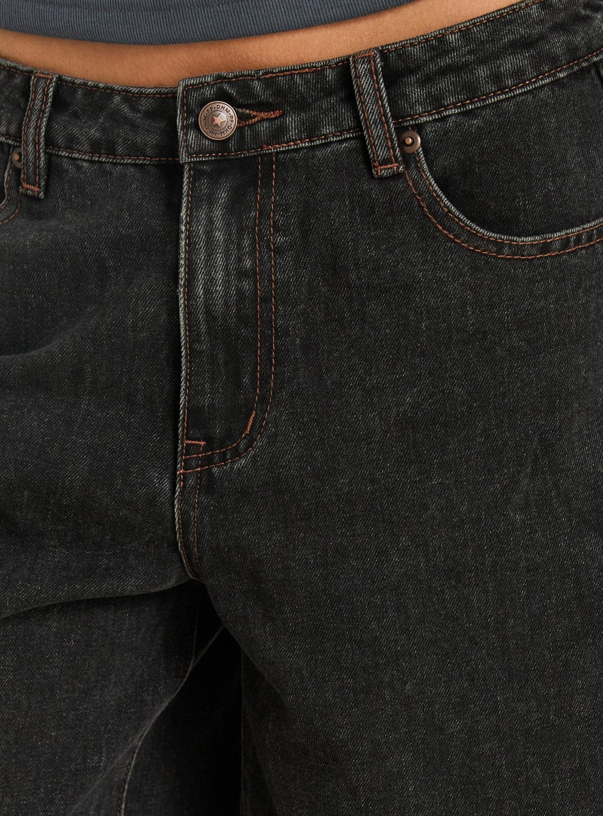 #NOVERA - Shorts Vaqueros Kolumbia Negros Lavados de Tiro Bajo -