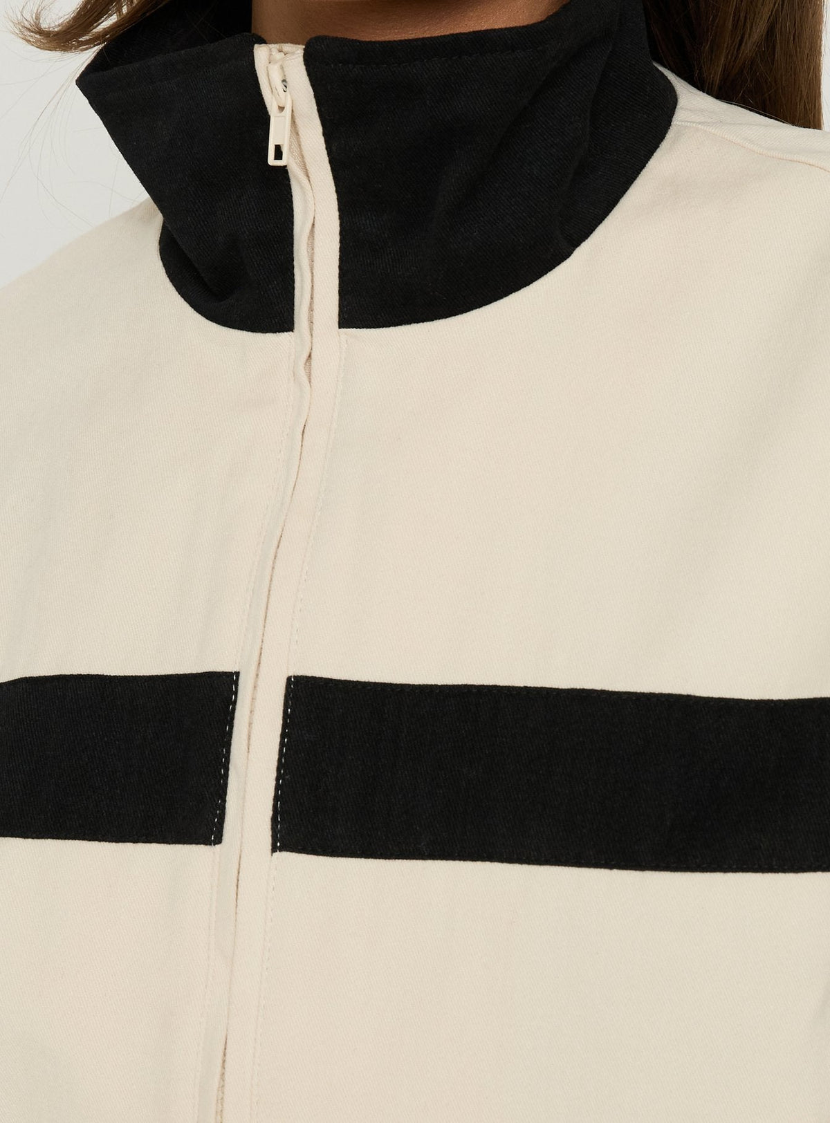 #NOVERA - Chaqueta Salma Blanca Rota y Negra de Cuello Alto -