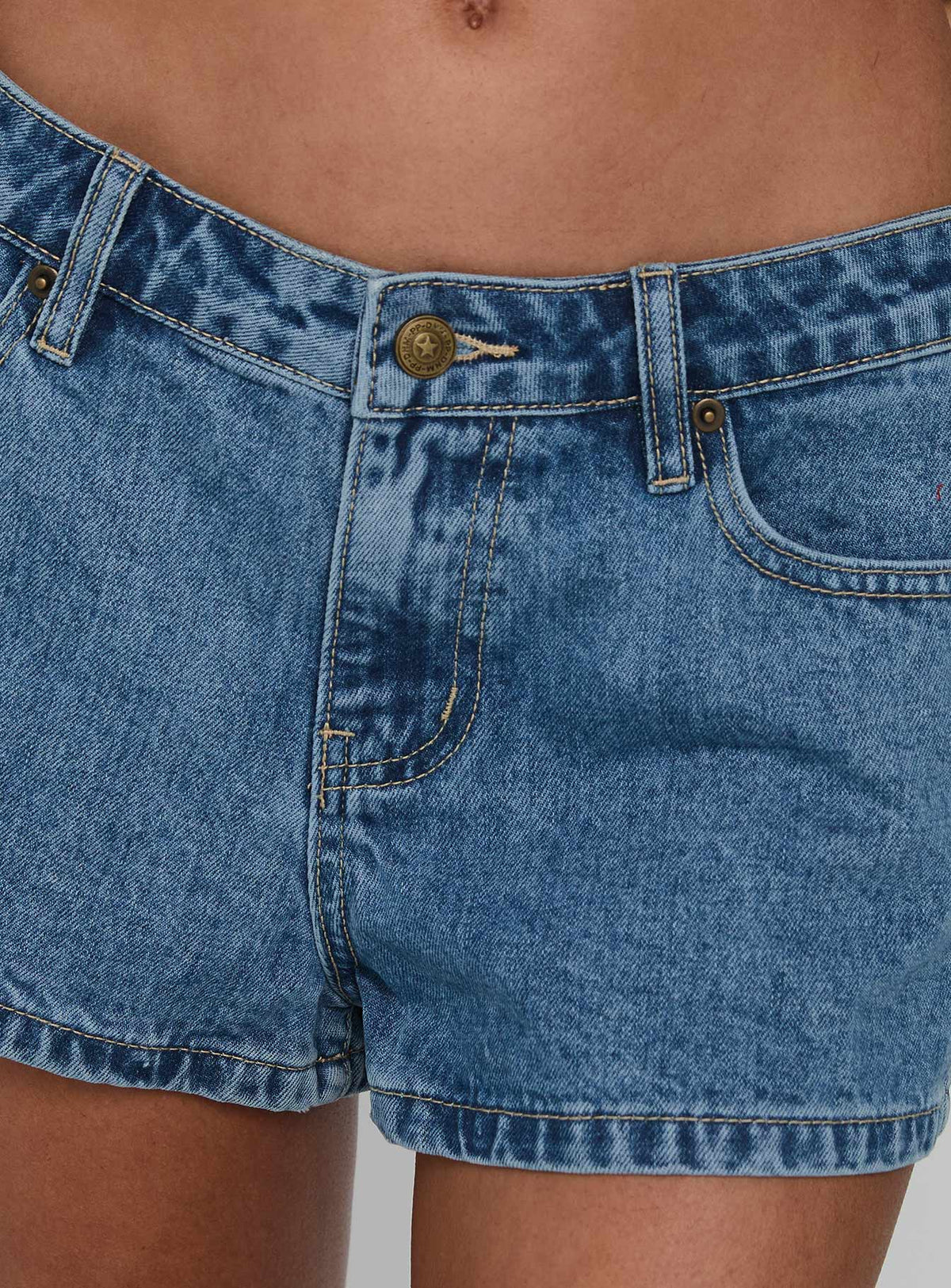 #NOVERA - Shorts Dreamful Azul Medio Lavado de Tiro Bajo Denim -