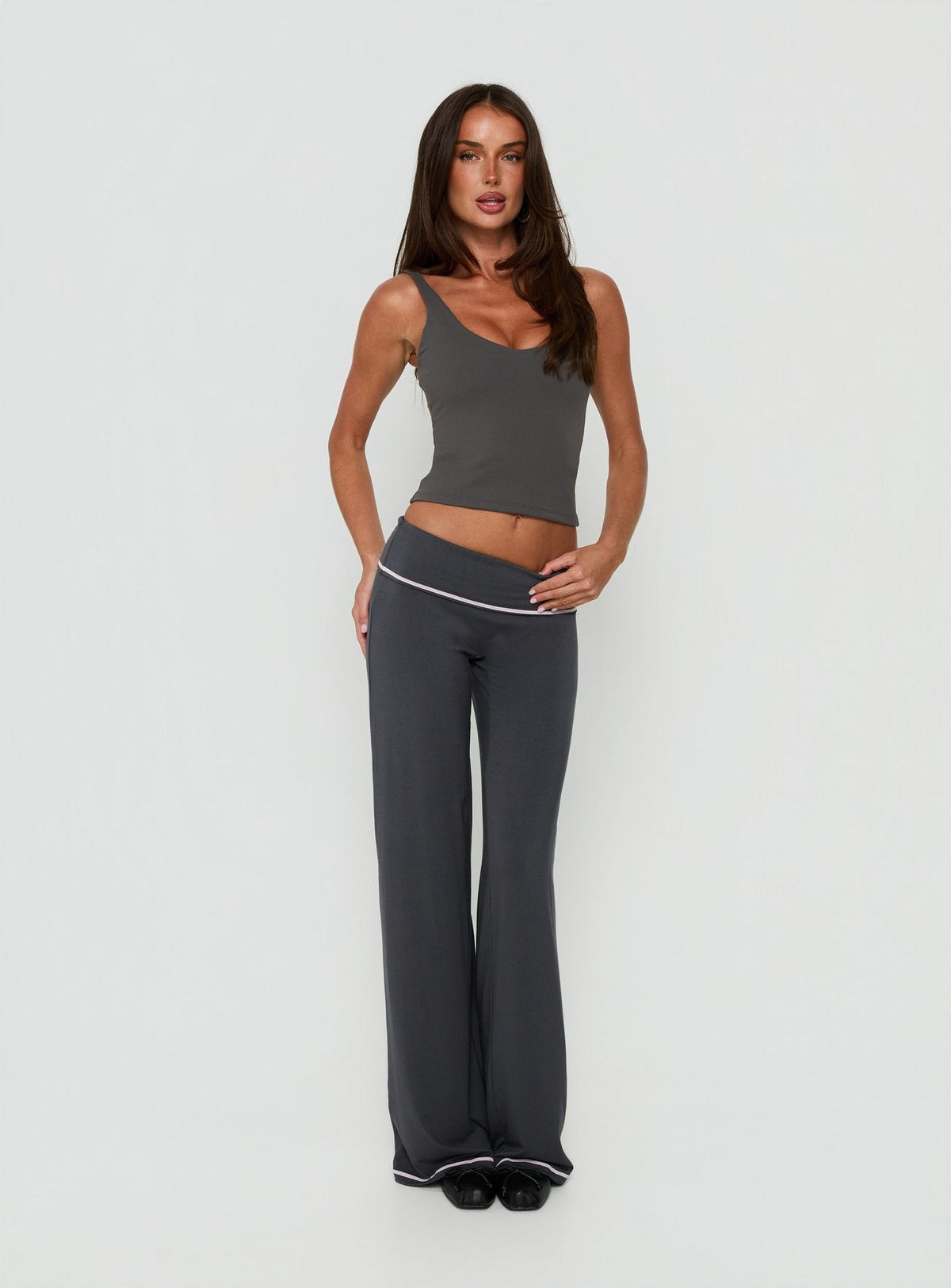 #NOVERA - Camiseta de Tirantes Define Gris Antracita con Cuello en V -