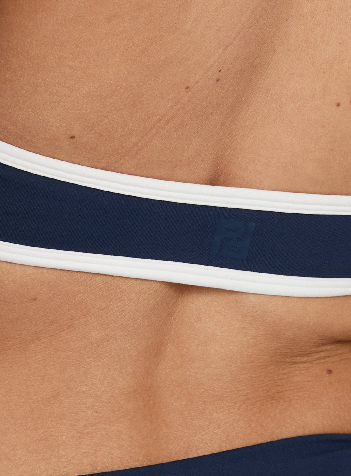 #NOVERA - Crop Top Luma Azul Marino y Blanco Halter -