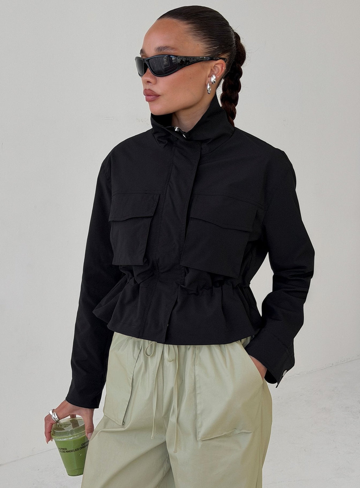 #NOVERA - Chaqueta Annisa Negra de Cuello Alto -