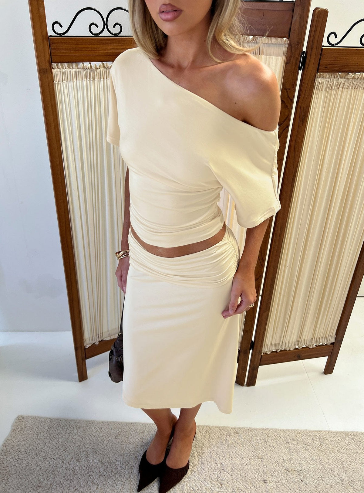 #NOVERA - Falda Midi Sezzia Beige Fruncida Asimétrica -