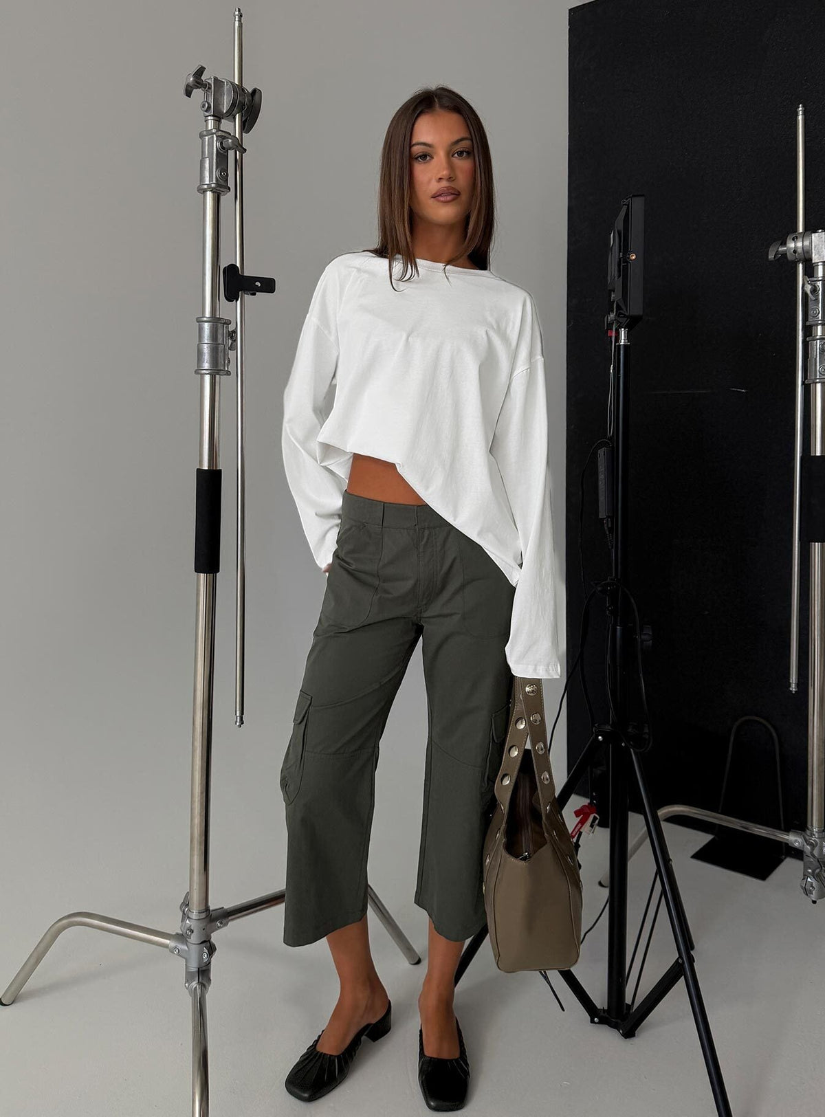 #NOVERA - Pantalón Indee Gris Antracita Crop Cargo -