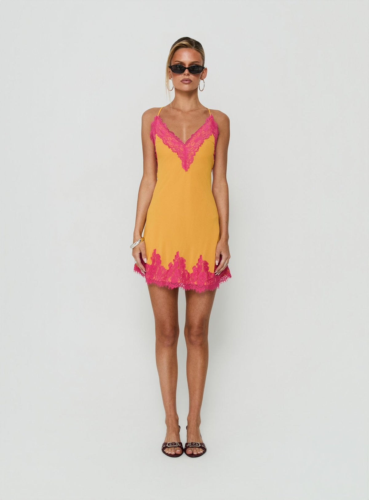 #NOVERA - Vestido Mini Macarena Dorado y Fucsia de Encaje -