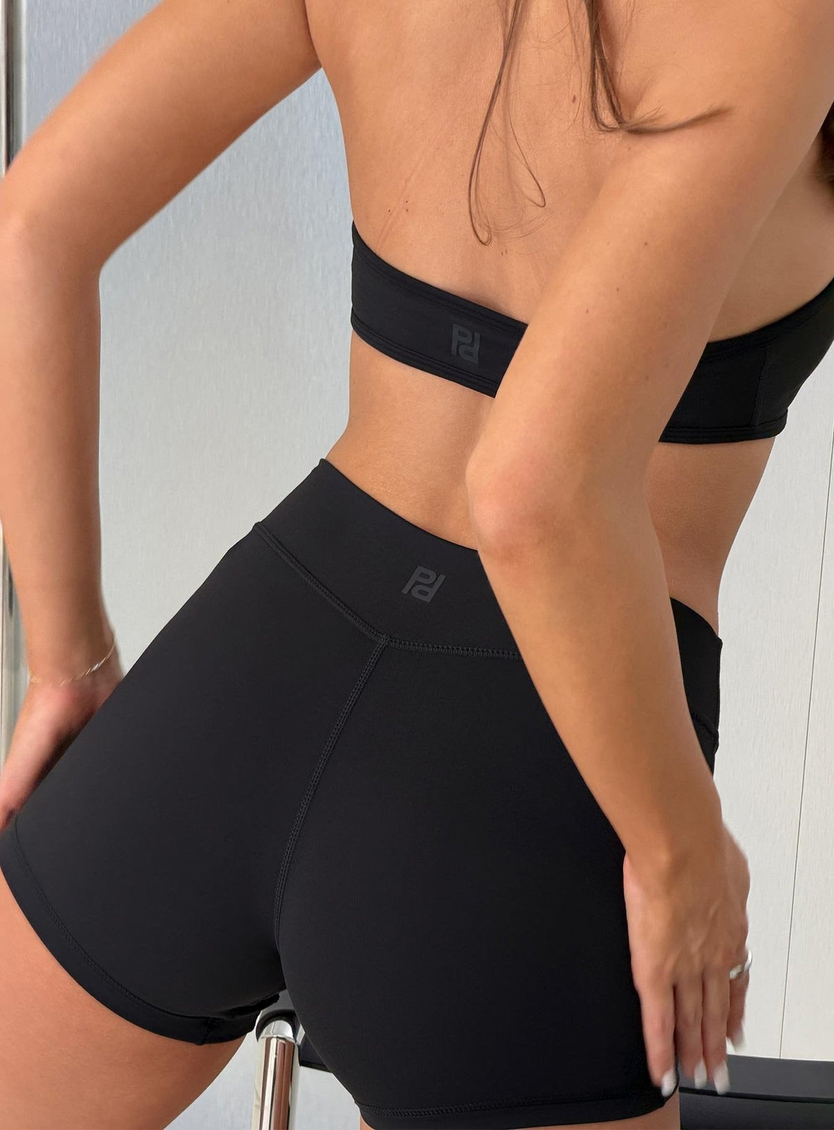 #NOVERA - Shorts Tempo Negros de Tiro Bajo -