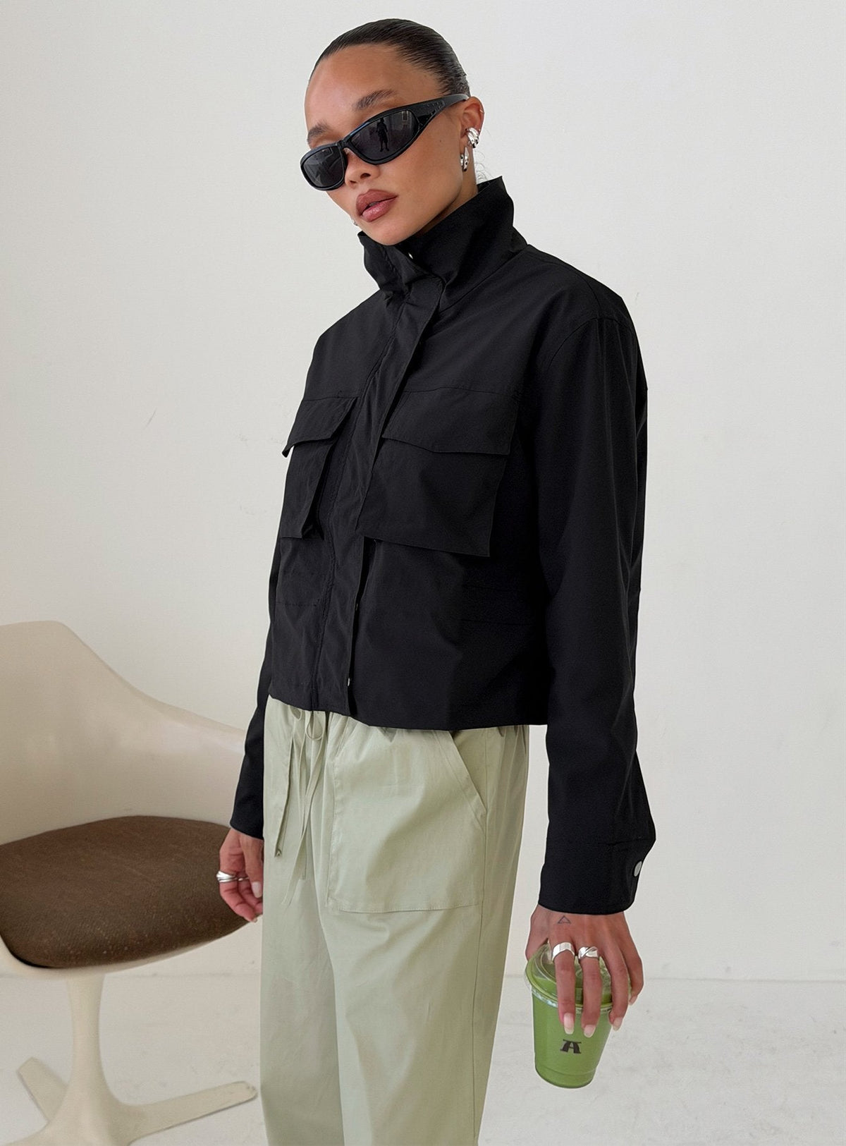 #NOVERA - Chaqueta Annisa Negra de Cuello Alto -