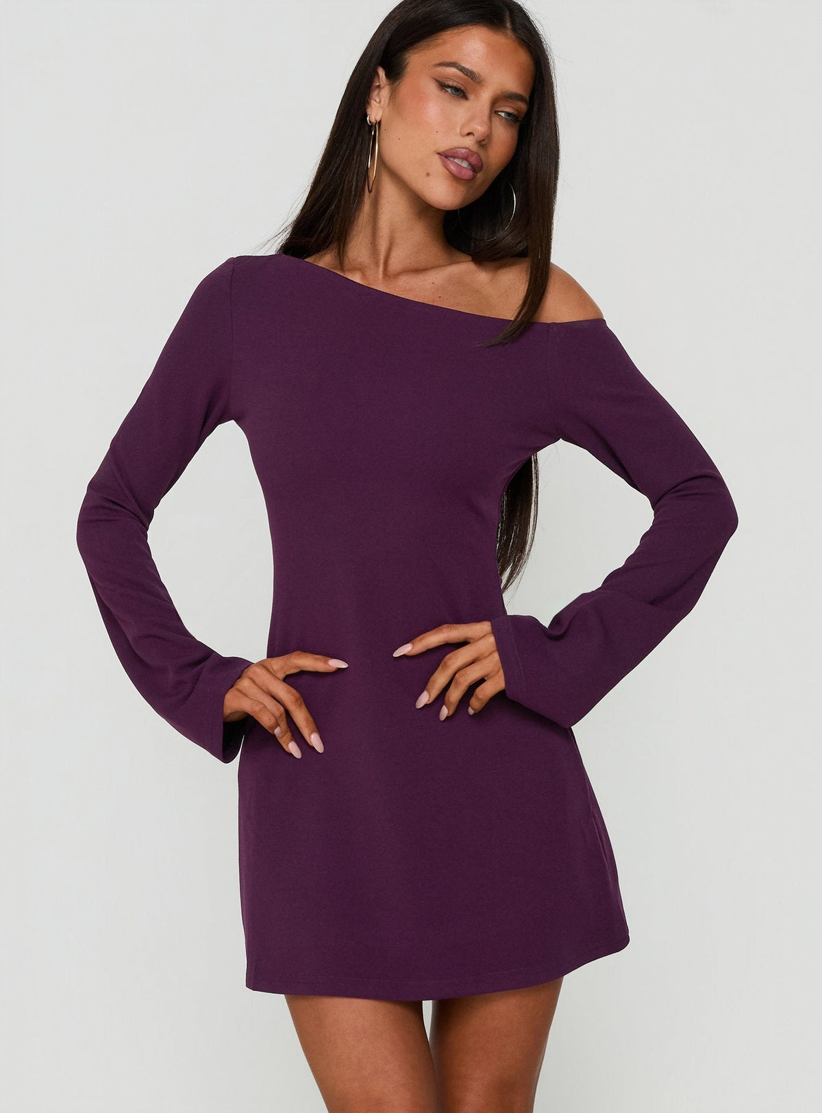 #NOVERA - Vestido Mini Adrietta Ciruela Negro de Manga Larga con Hombros Descubiertos -