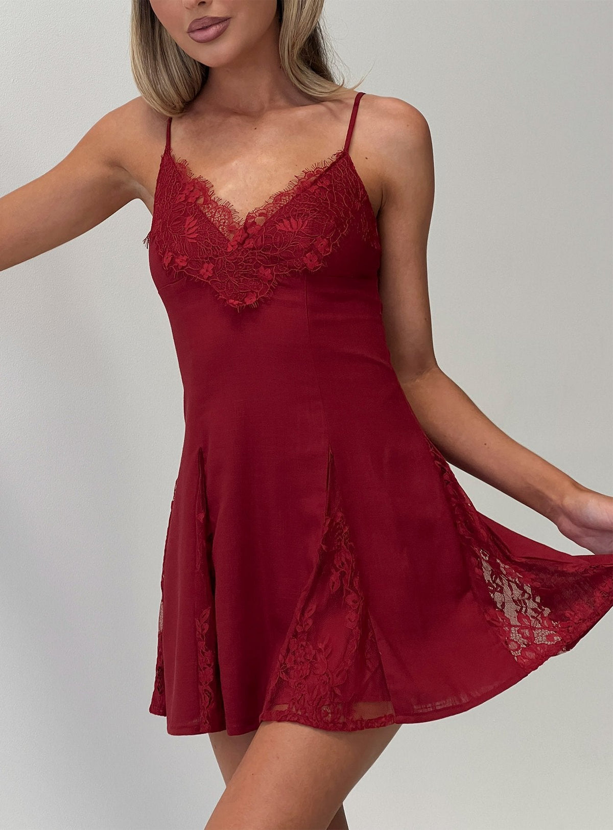 #NOVERA - Vestido Mini Bloomie Cereza Lacado de Encaje -